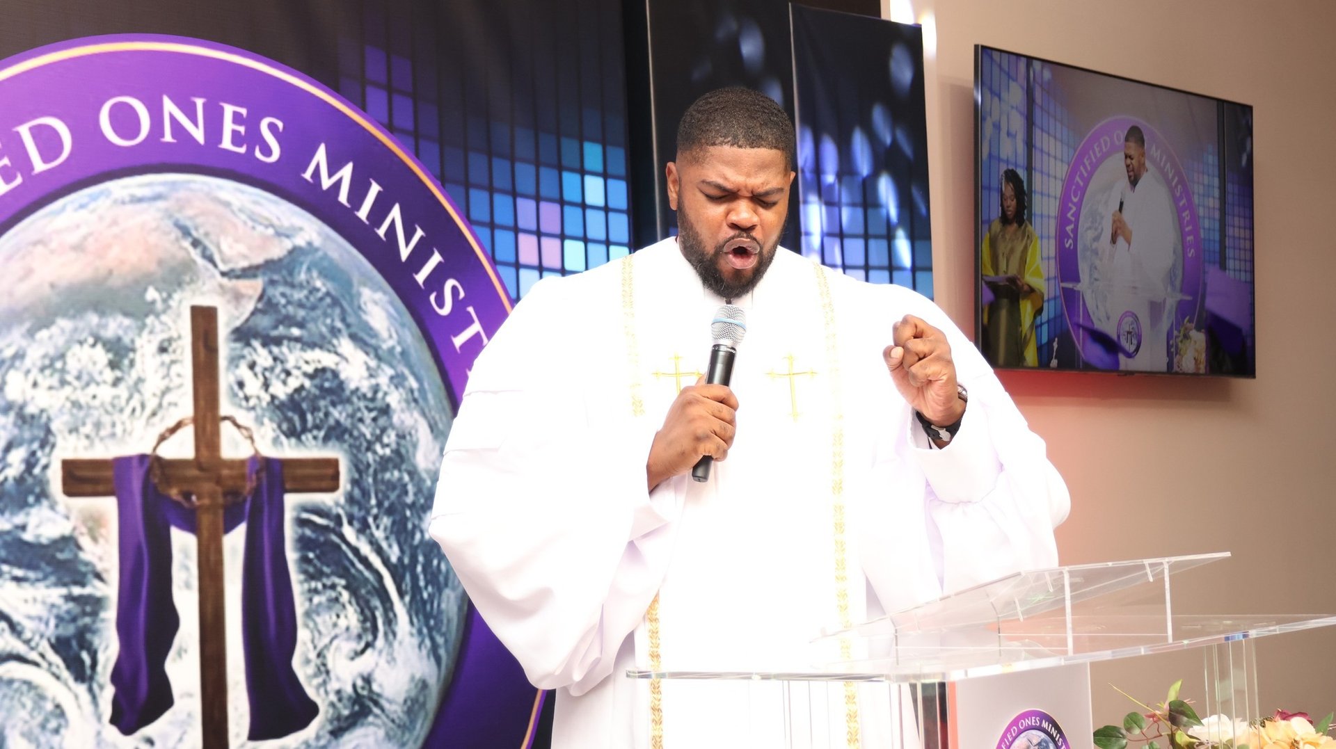 gray computer monitor