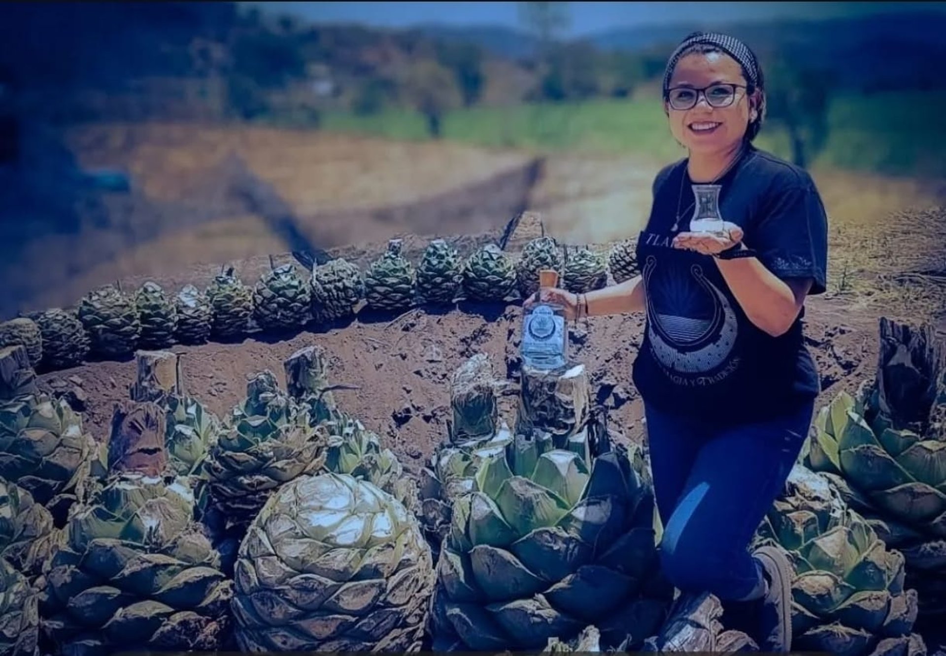 laura dieña de tlaixiuri disfrutando de mezcal artesanal poblano