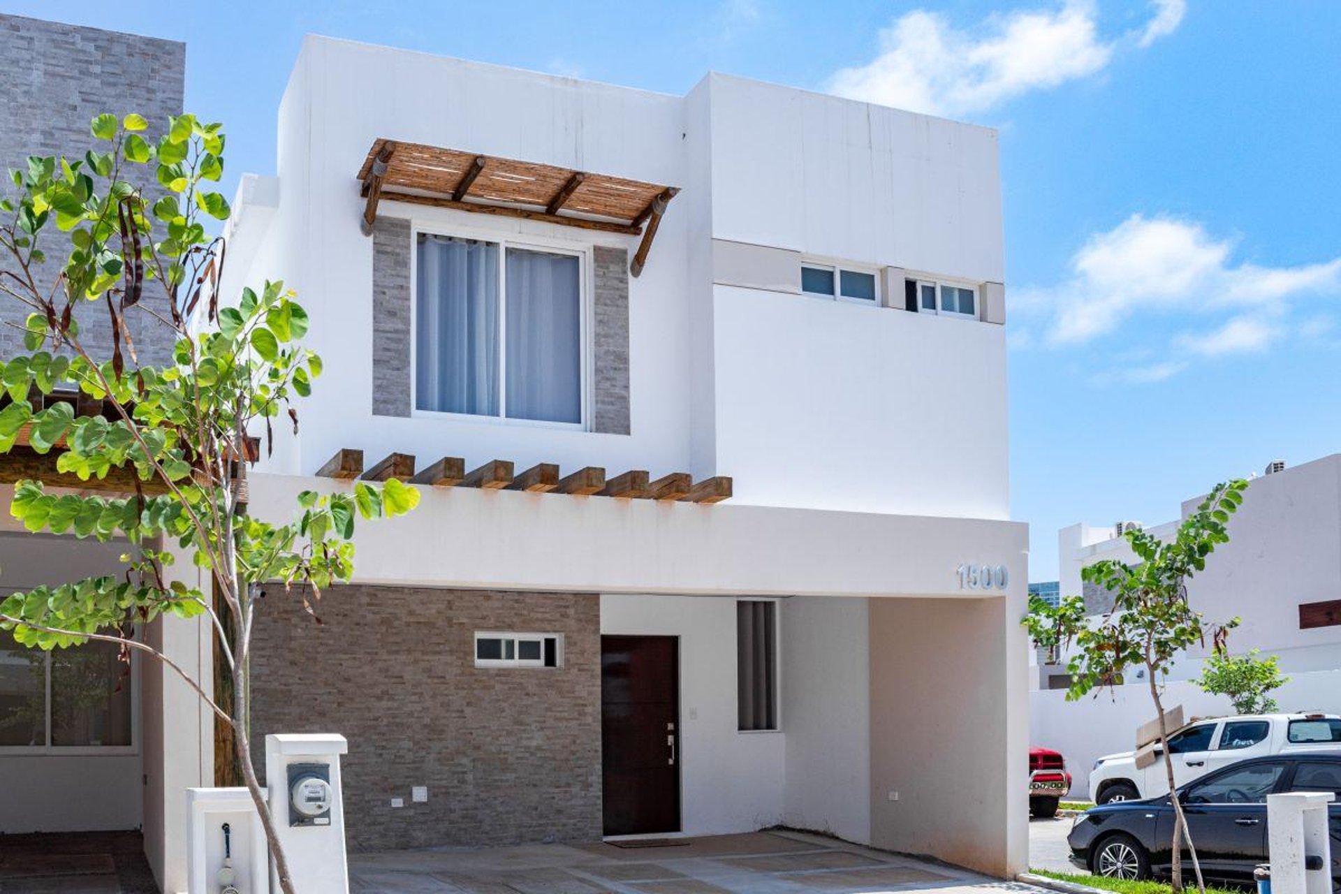 gray computer monitor