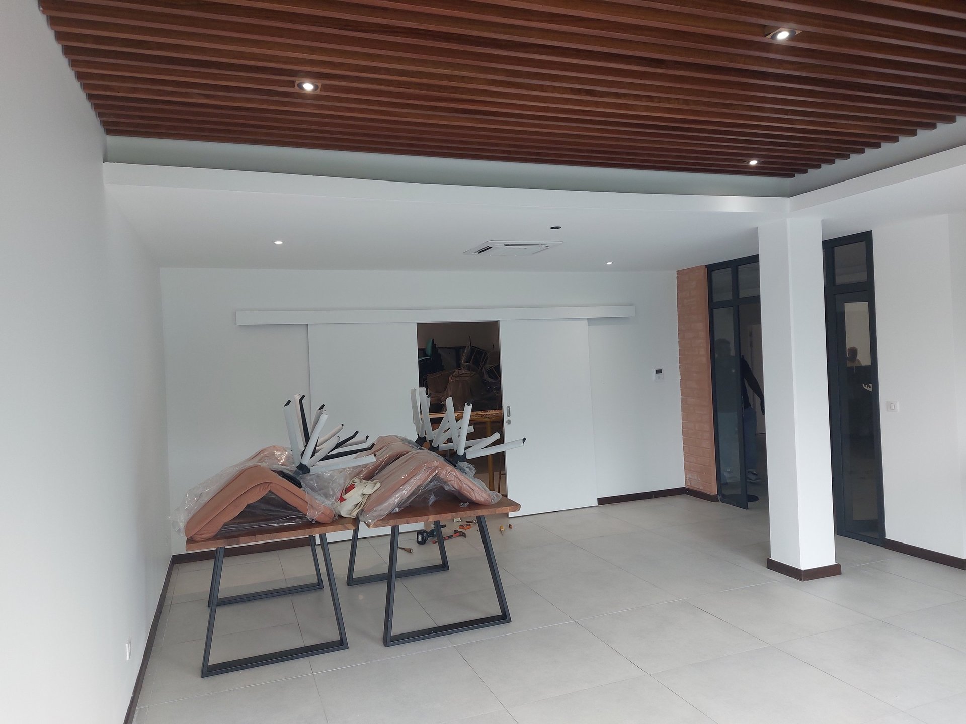 gray computer monitor