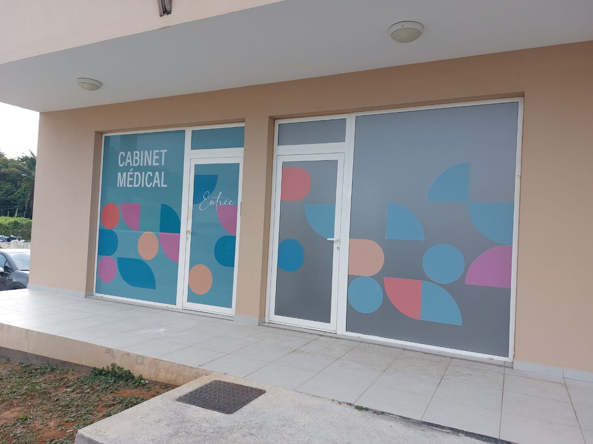 gray computer monitor