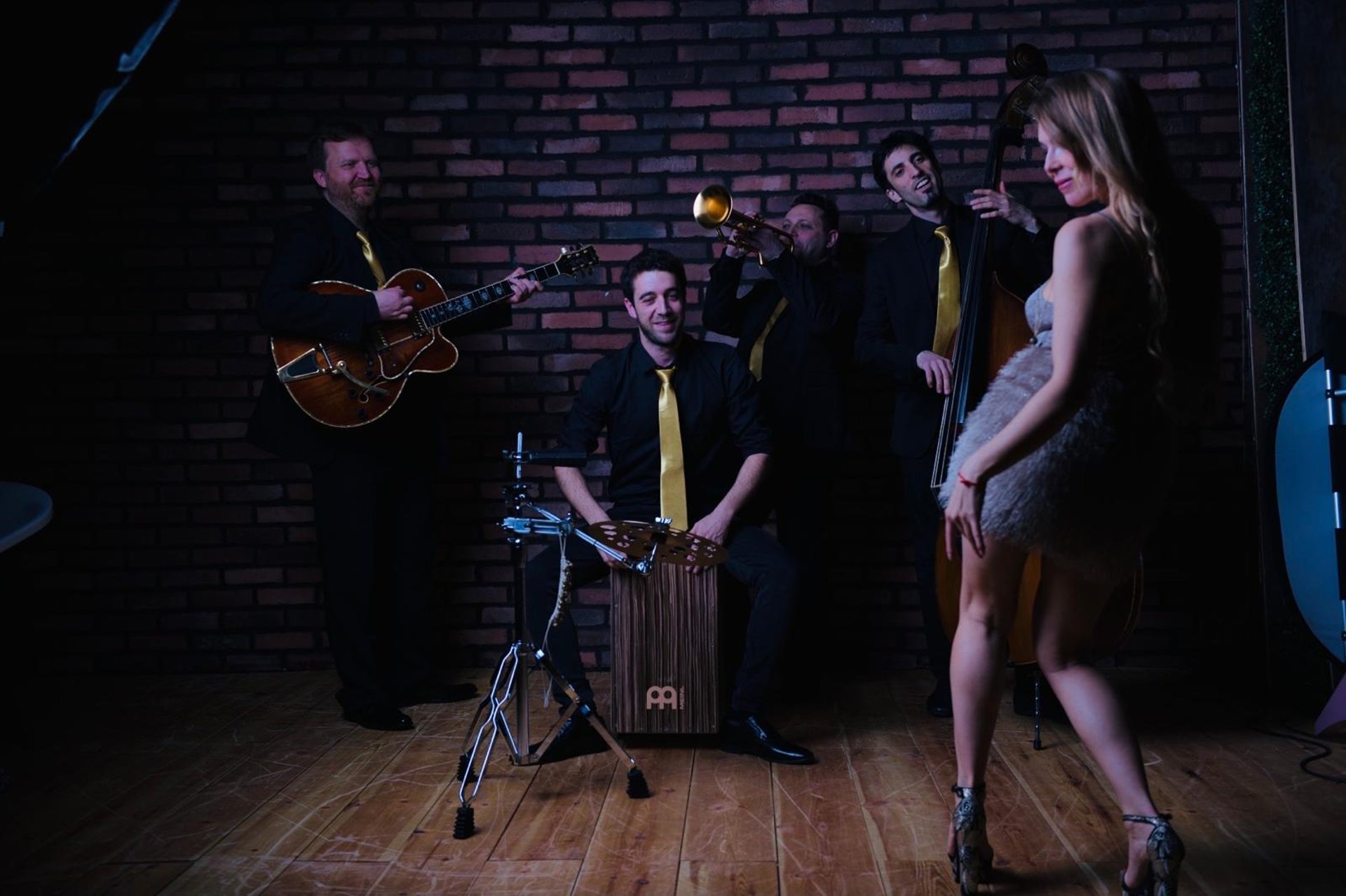 gray computer monitor