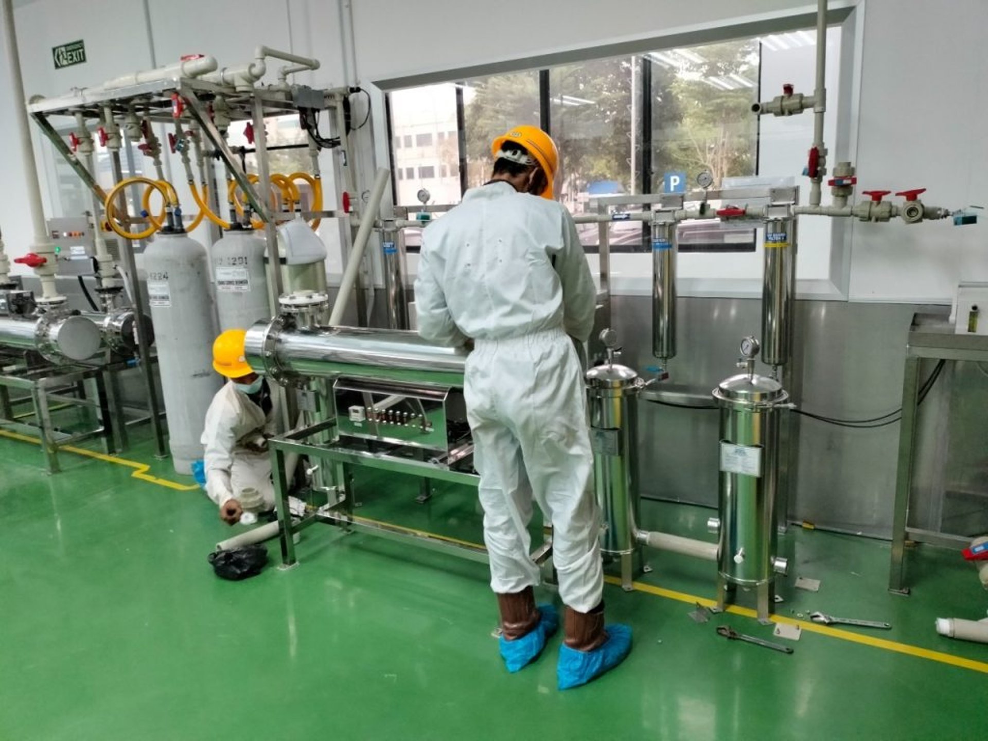 gray computer monitor