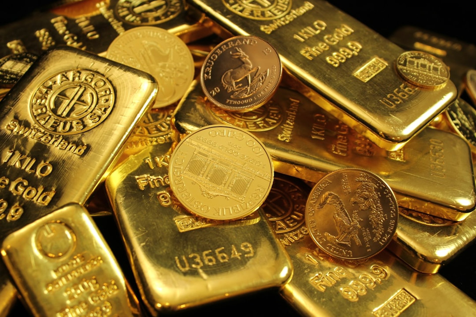 gold bars and coins for investing in a gold ira for retirement savings