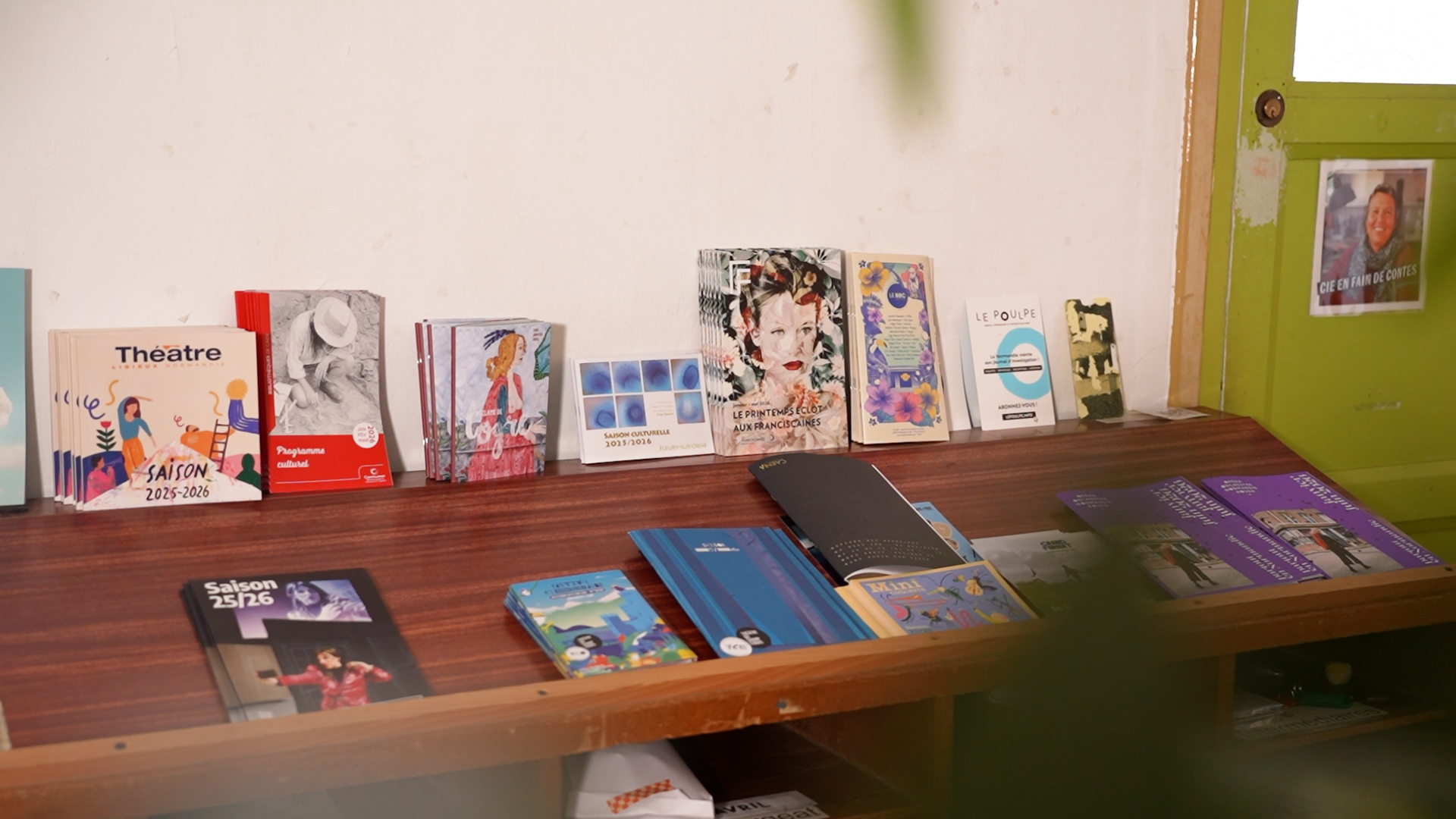 gray computer monitor