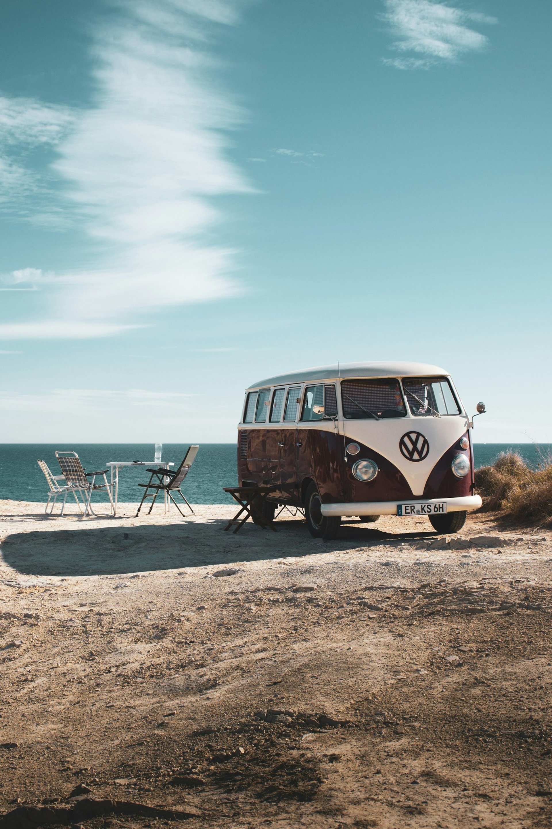 une van wolkswagen stationnée au bord de la mer ensoleillée et inspirante pour la retraite