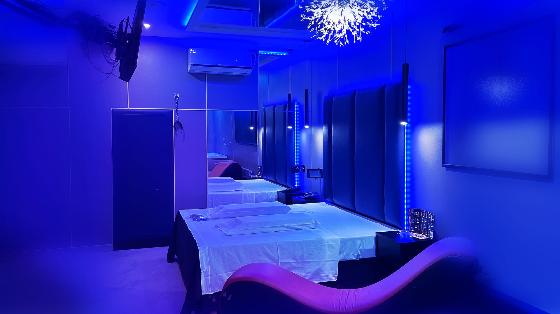 black and white bed linen