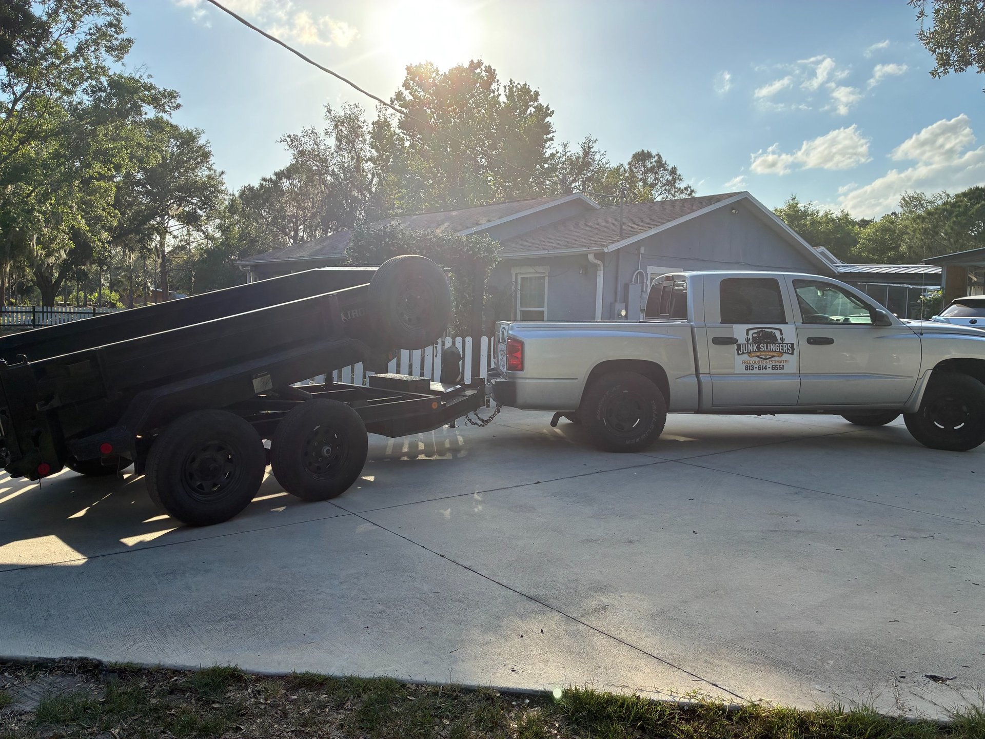 gray computer monitor