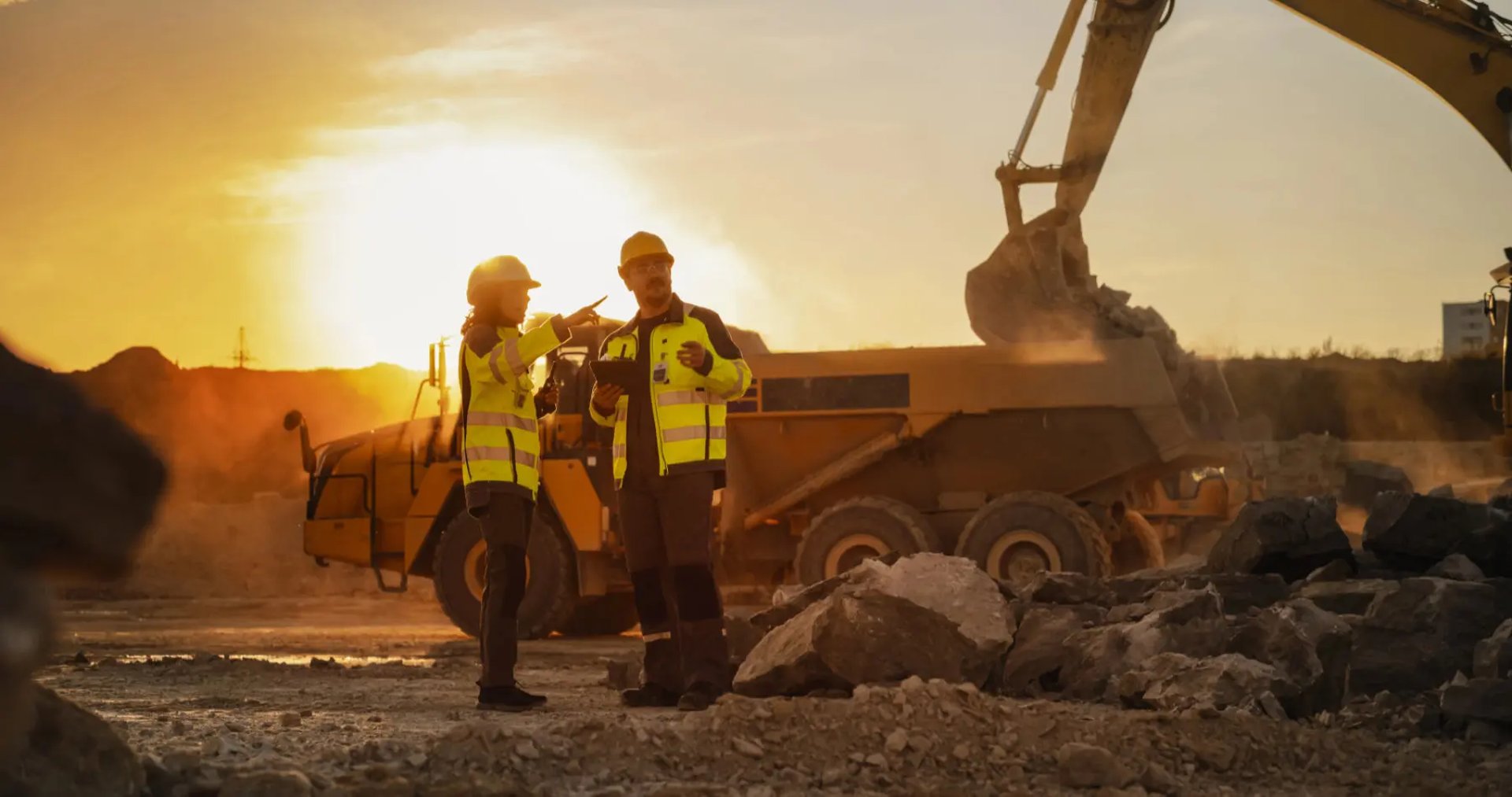 Littaks personal arbetar ute vid en dammhöjning