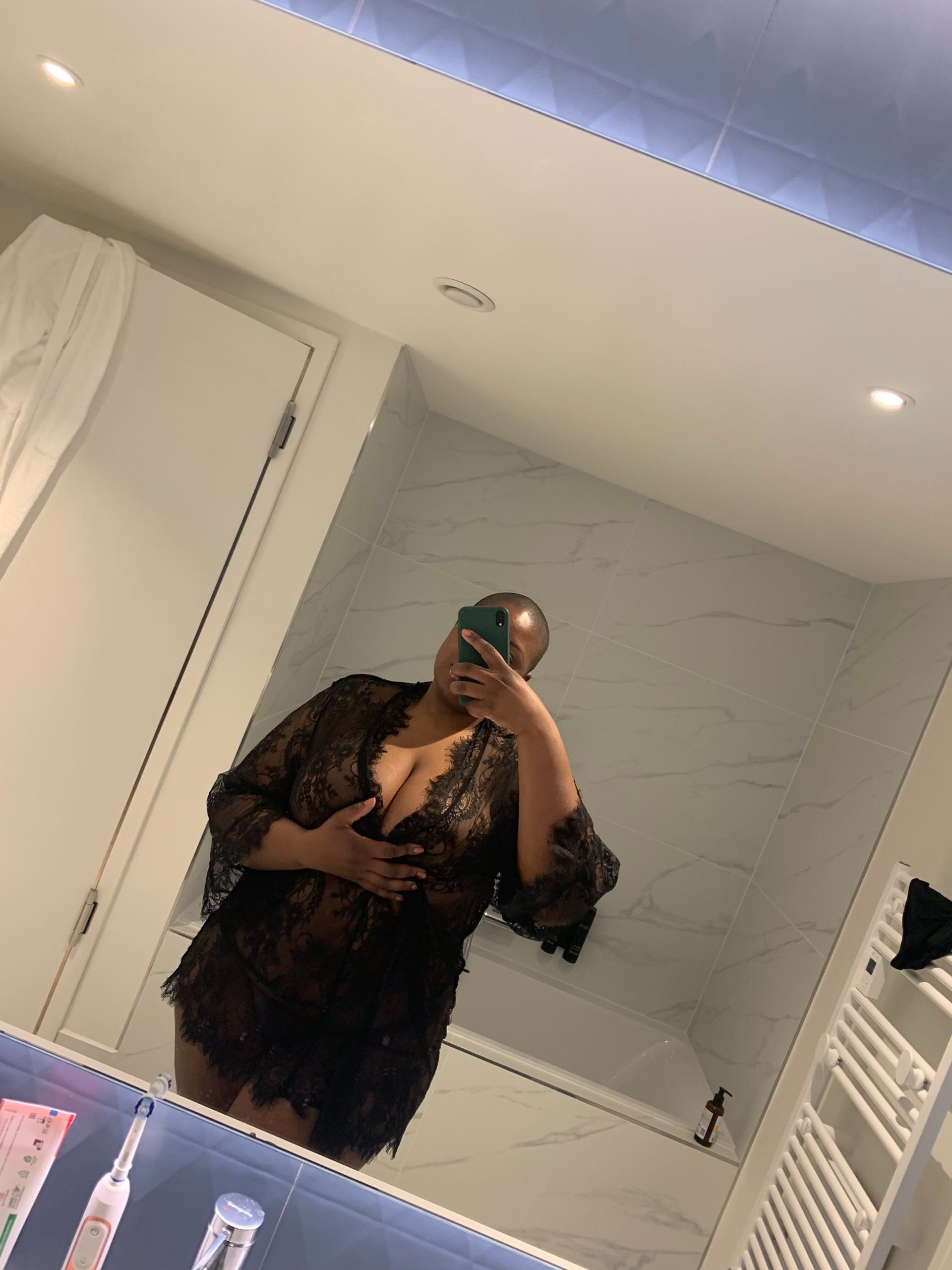 Sable Gold Austria fetish Escort Bathroom Lingerie