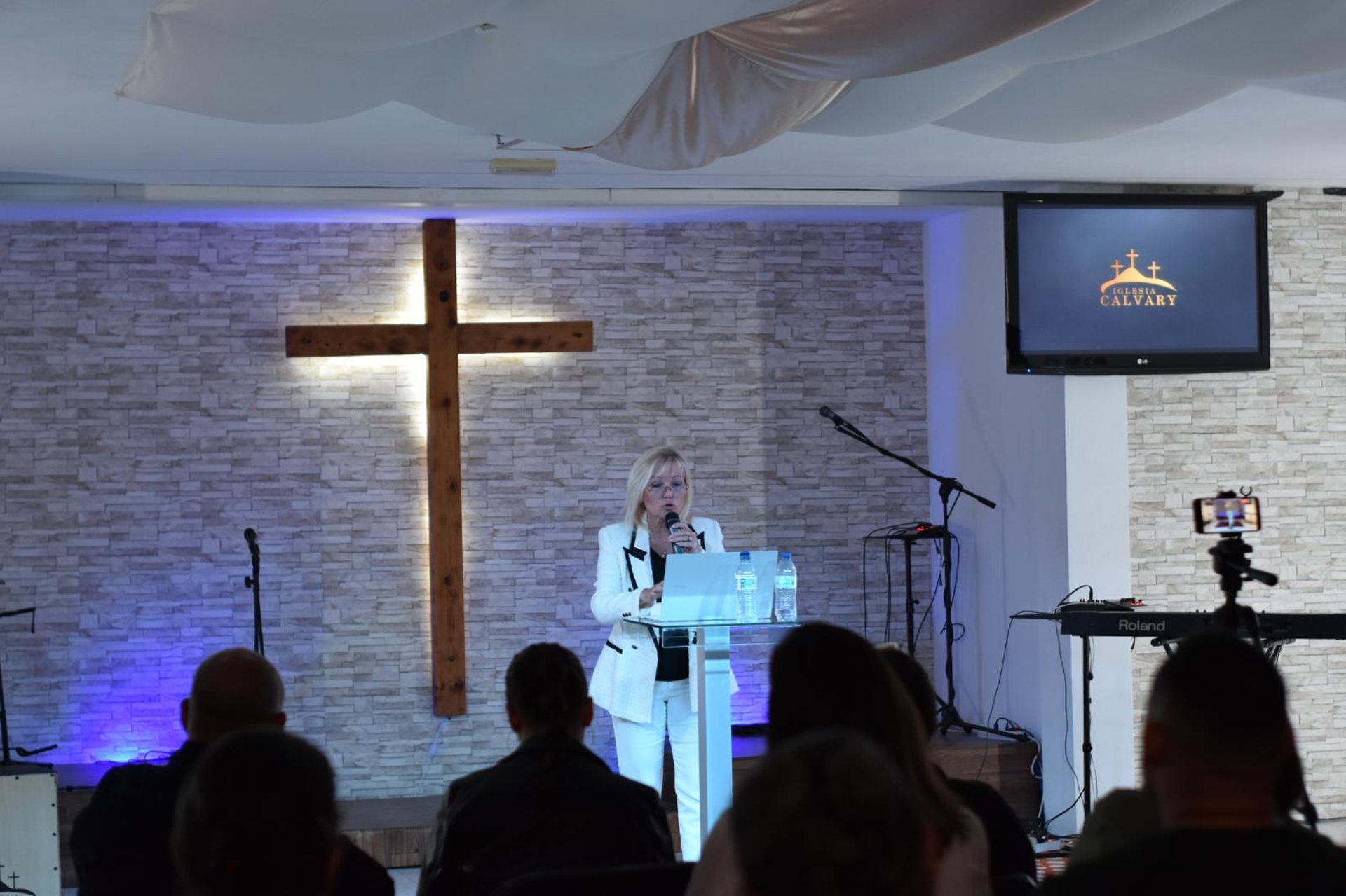 gray computer monitor