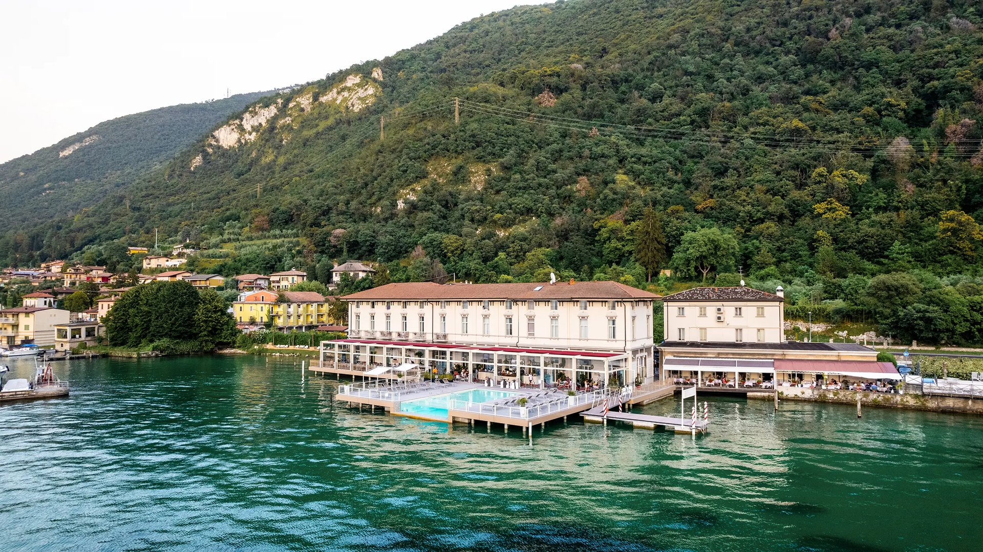 black and white bed linen