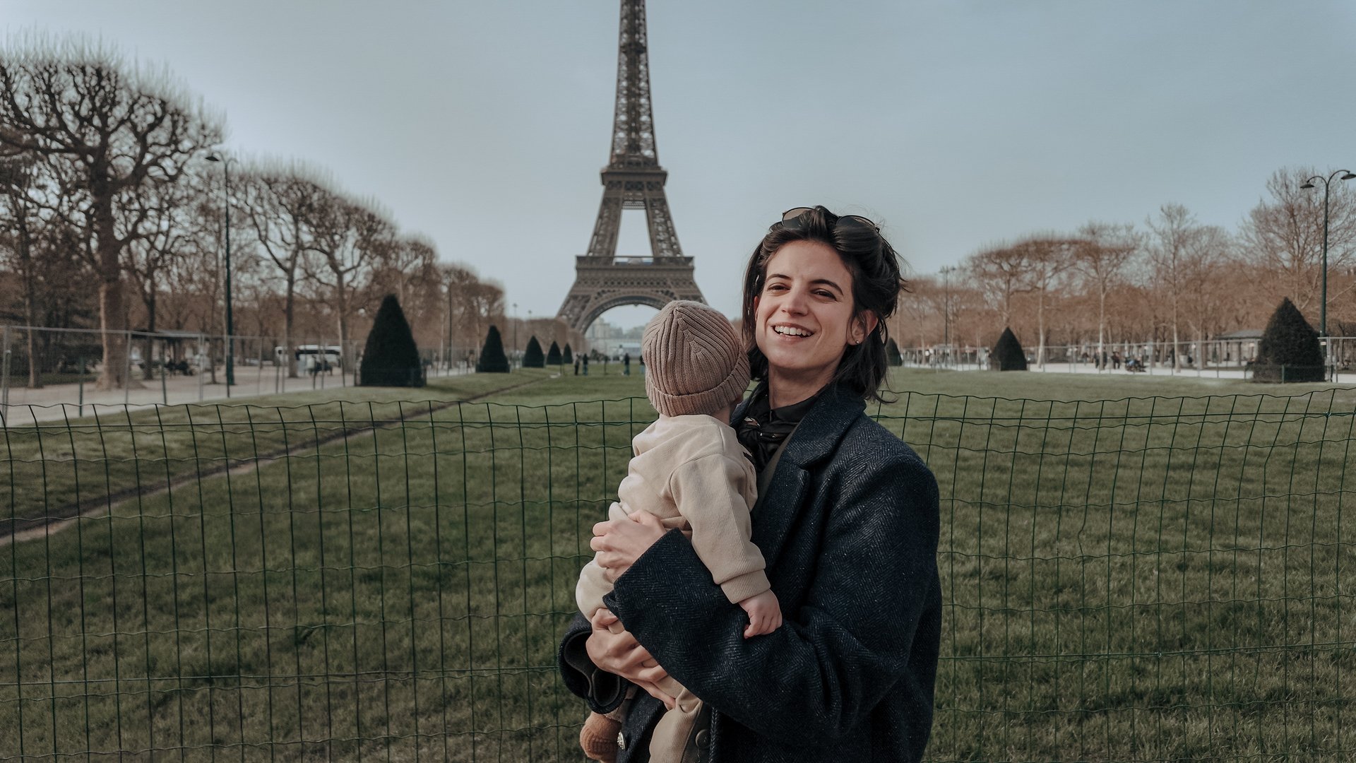 gray computer monitor