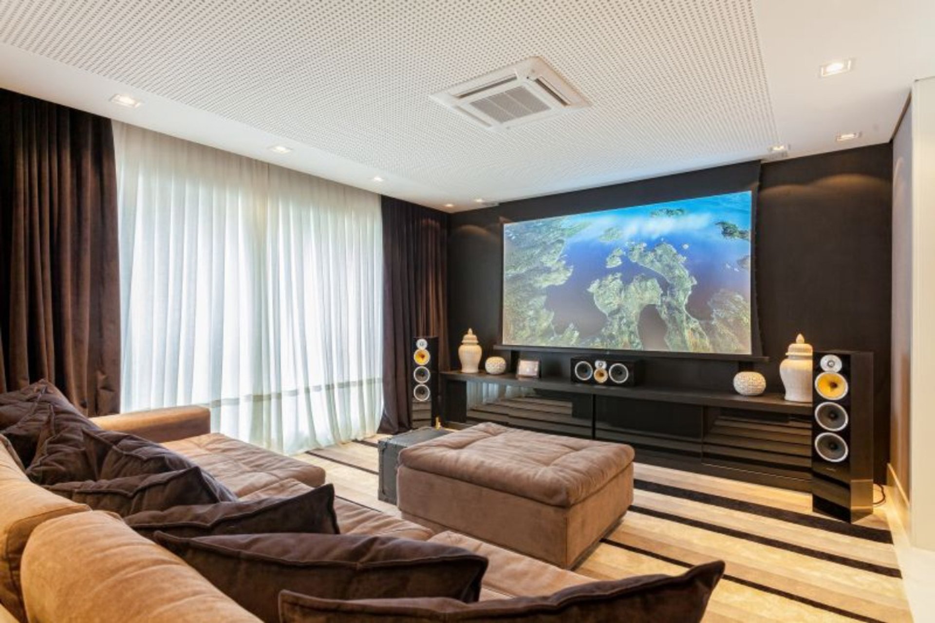 home cinema residencial sala com som imersivo