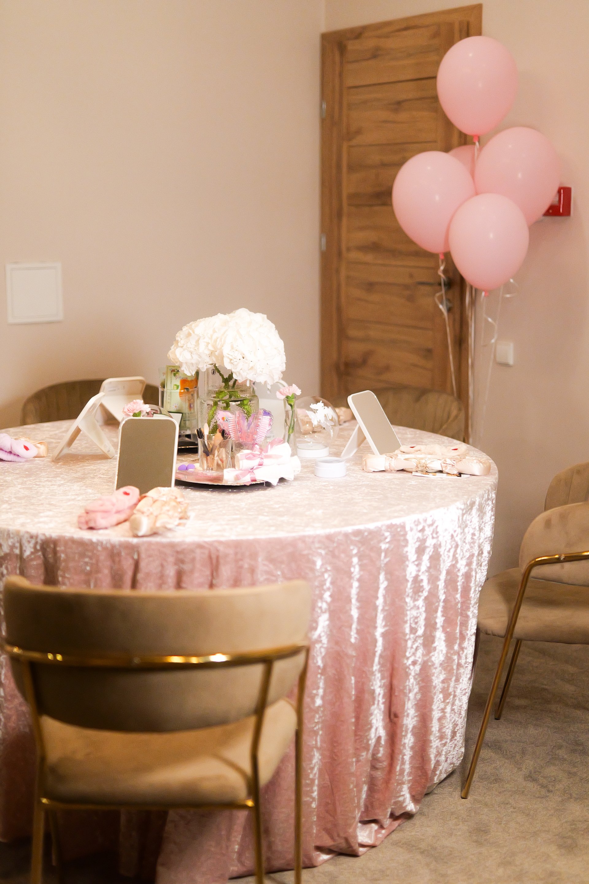 gray computer monitor