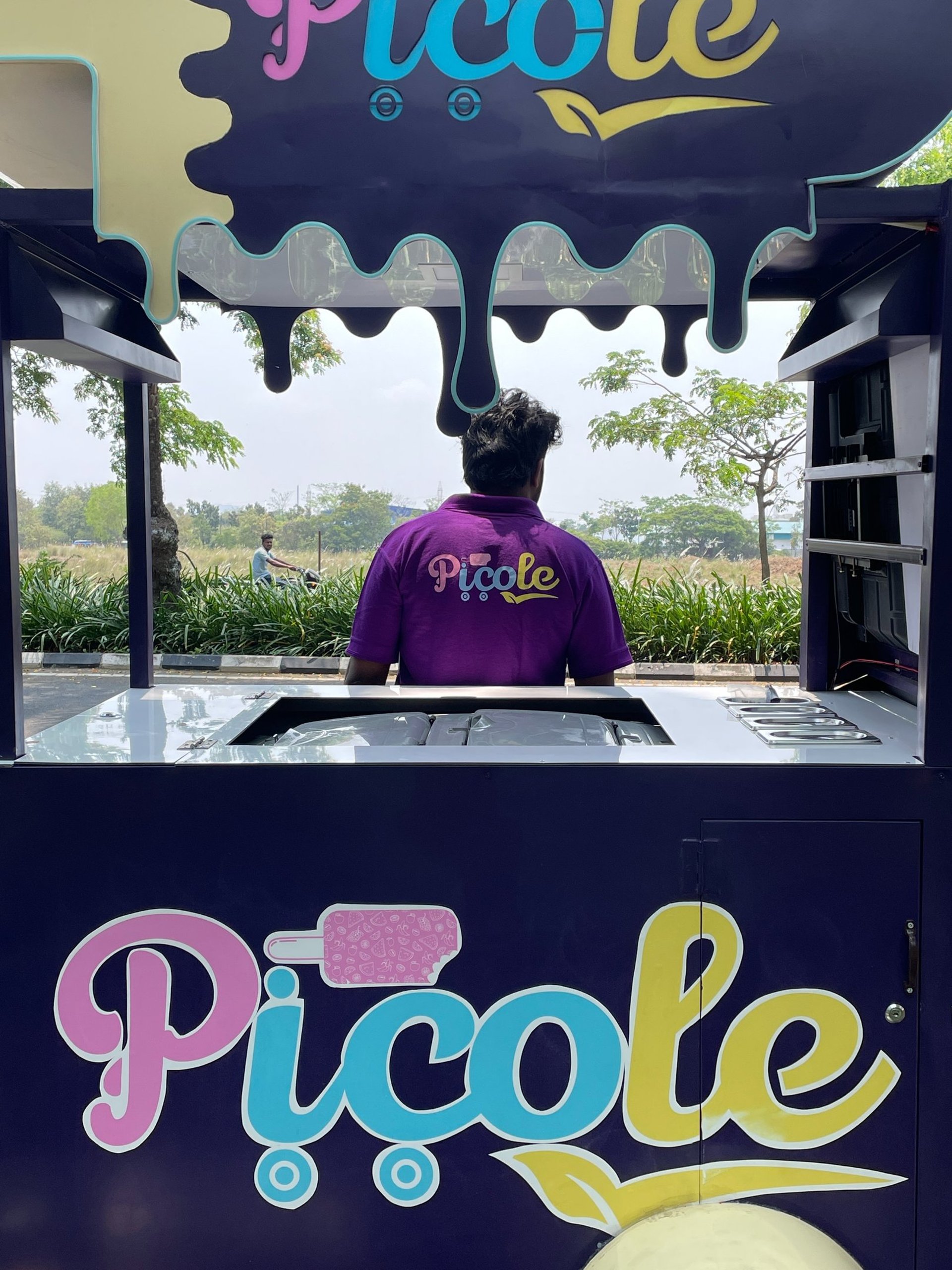 gray computer monitor