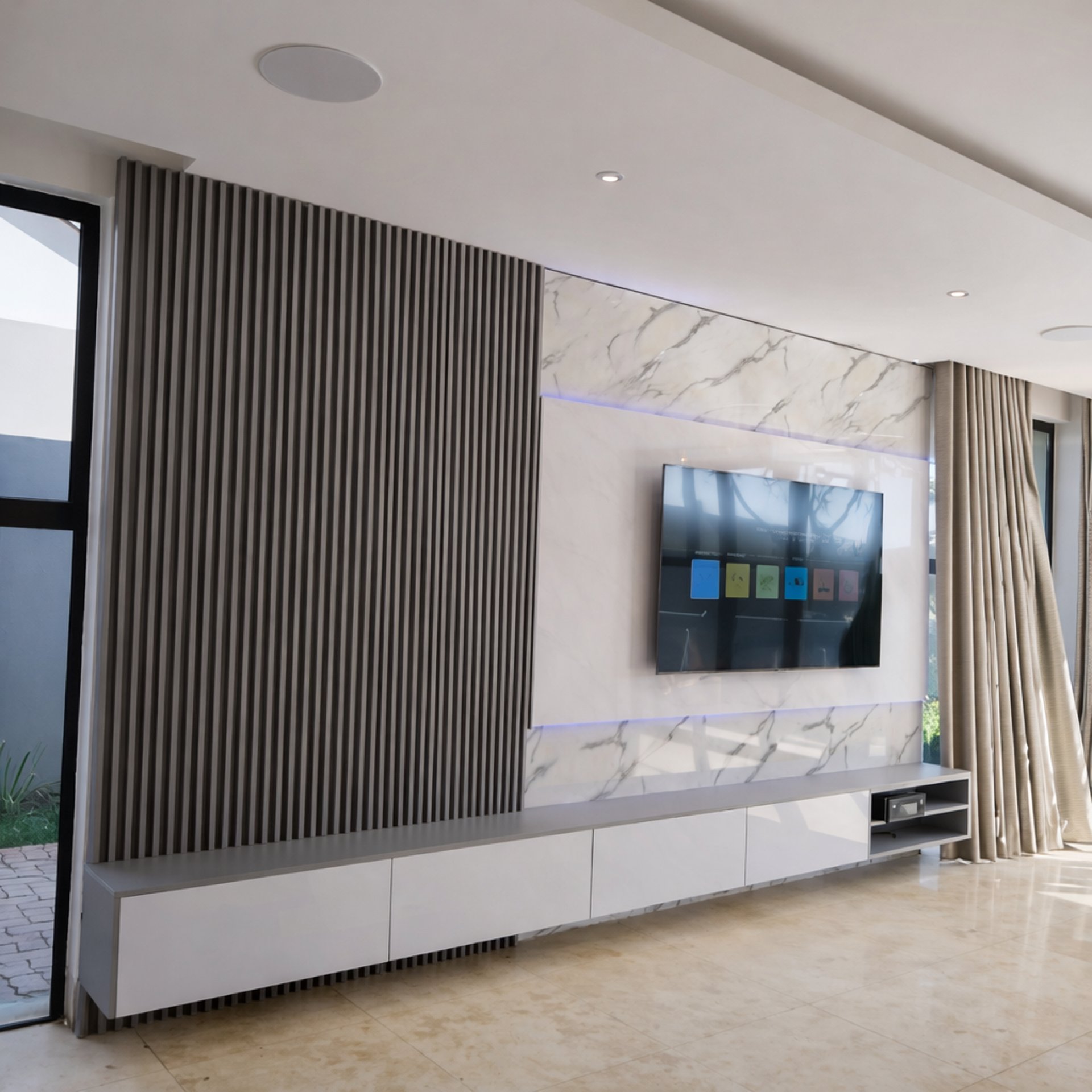 gray computer monitor