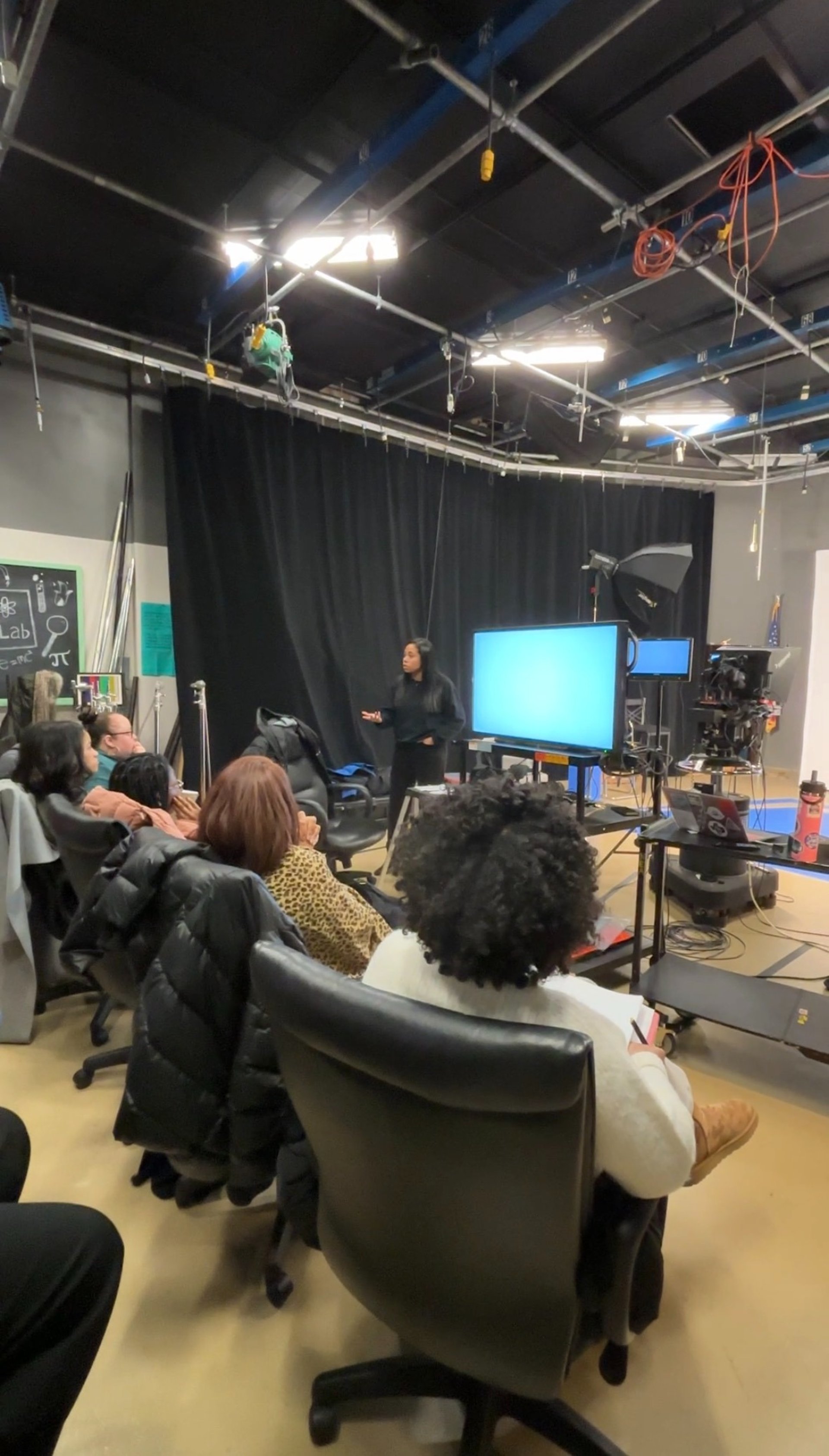 gray computer monitor