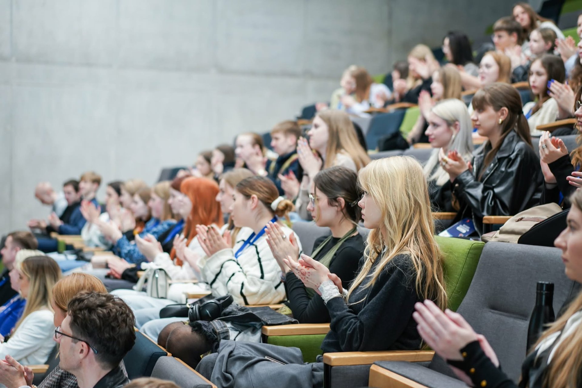 gray computer monitor