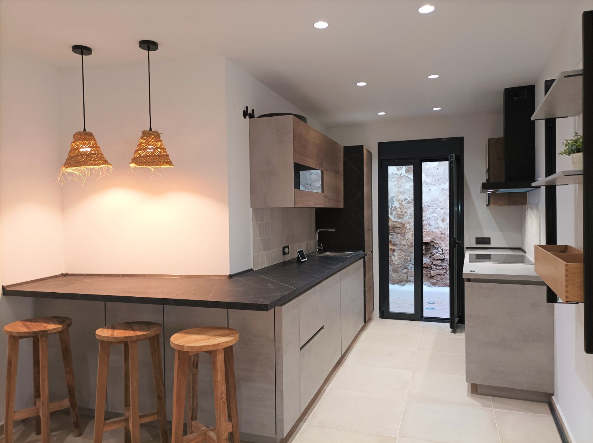 gray computer monitor