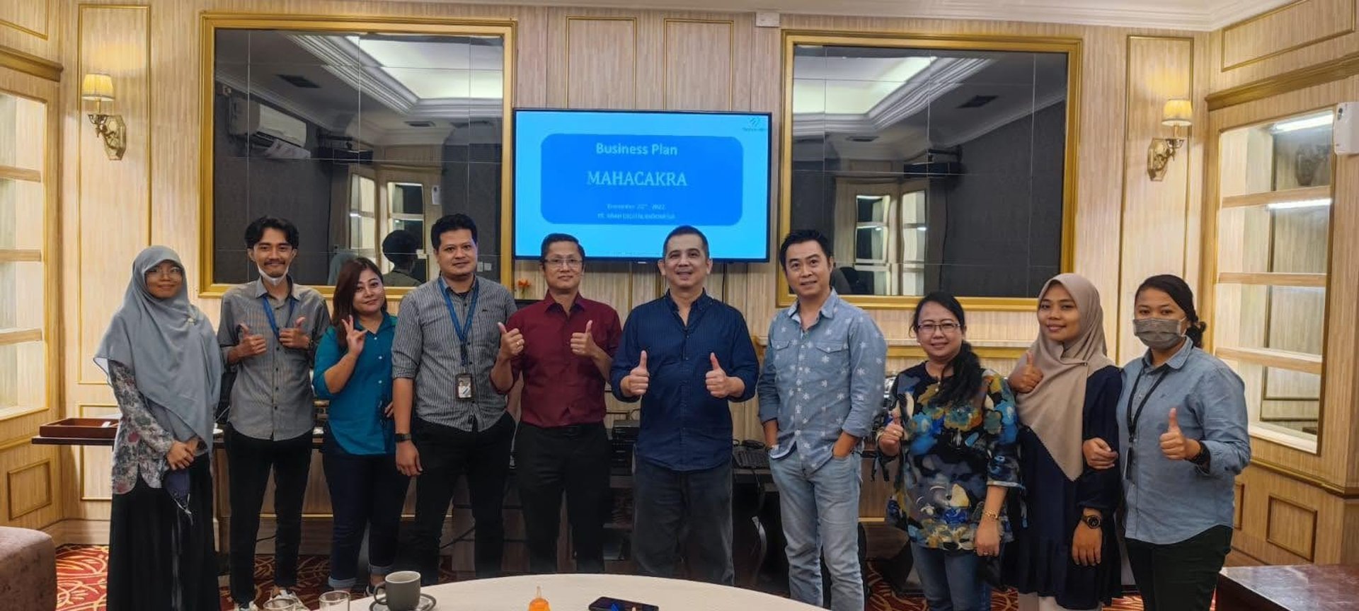 gray computer monitor