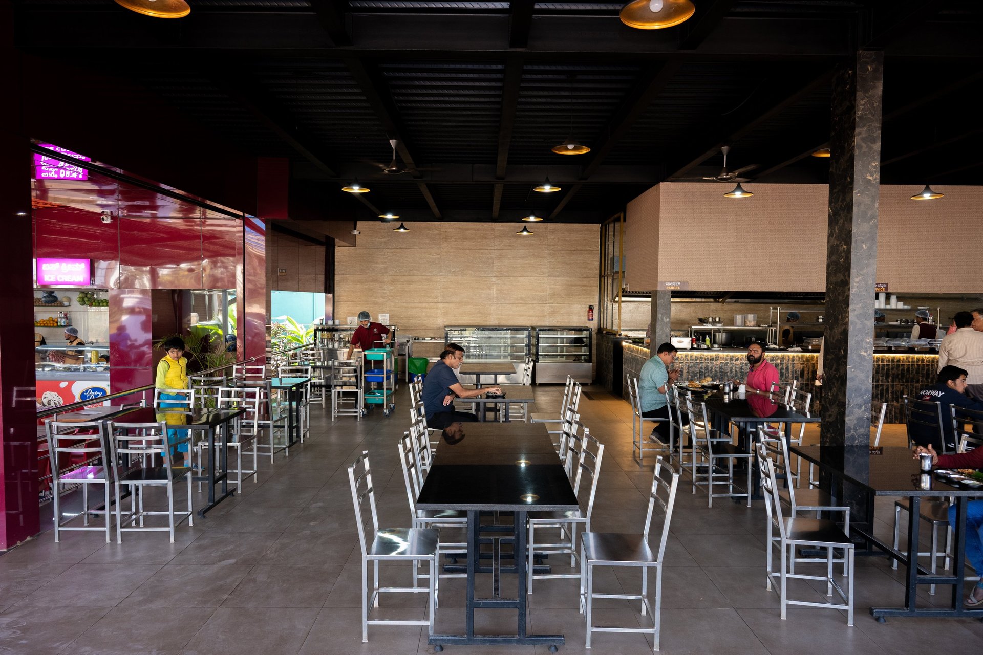 black and white bed linen