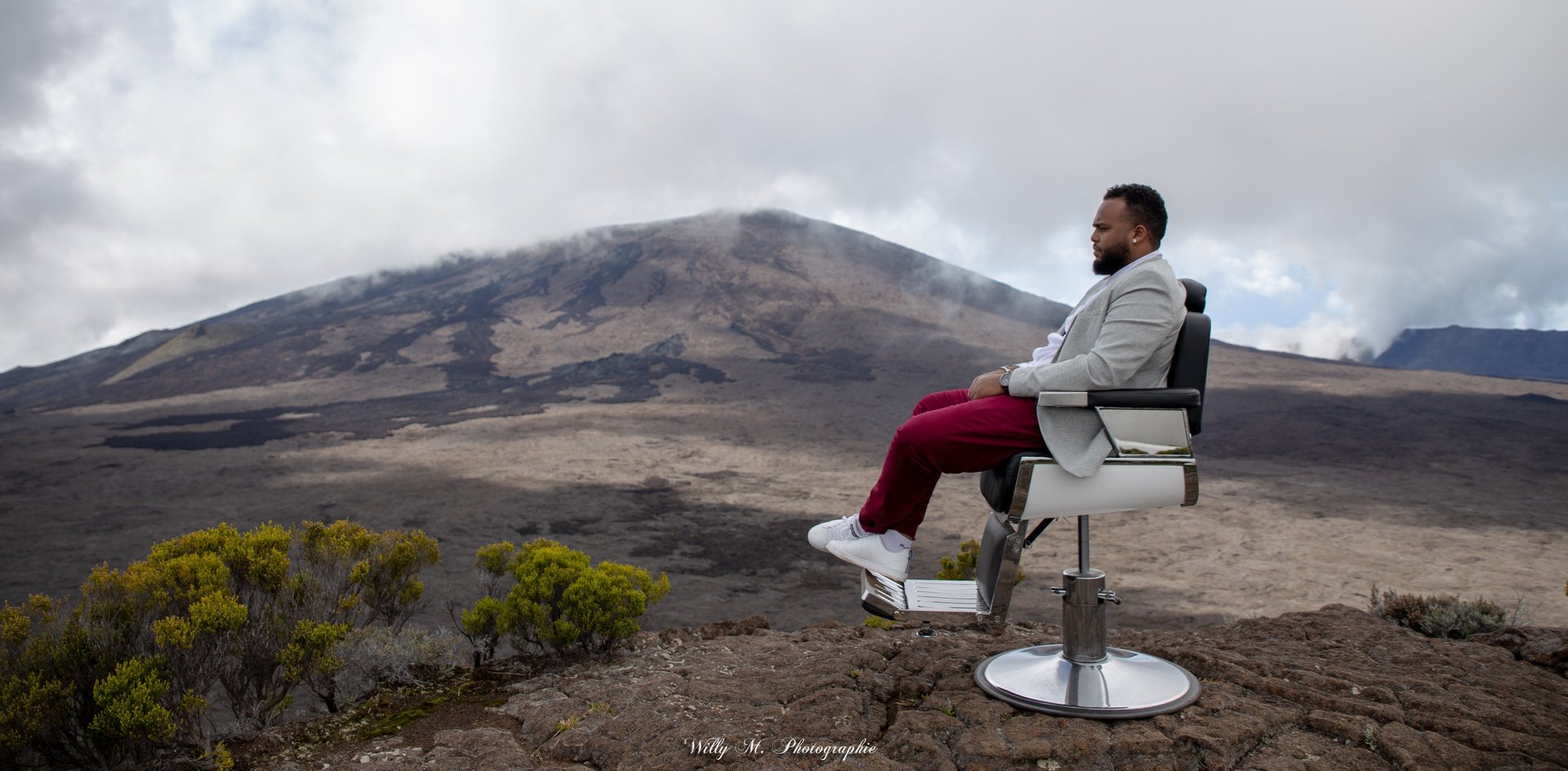 gray computer monitor