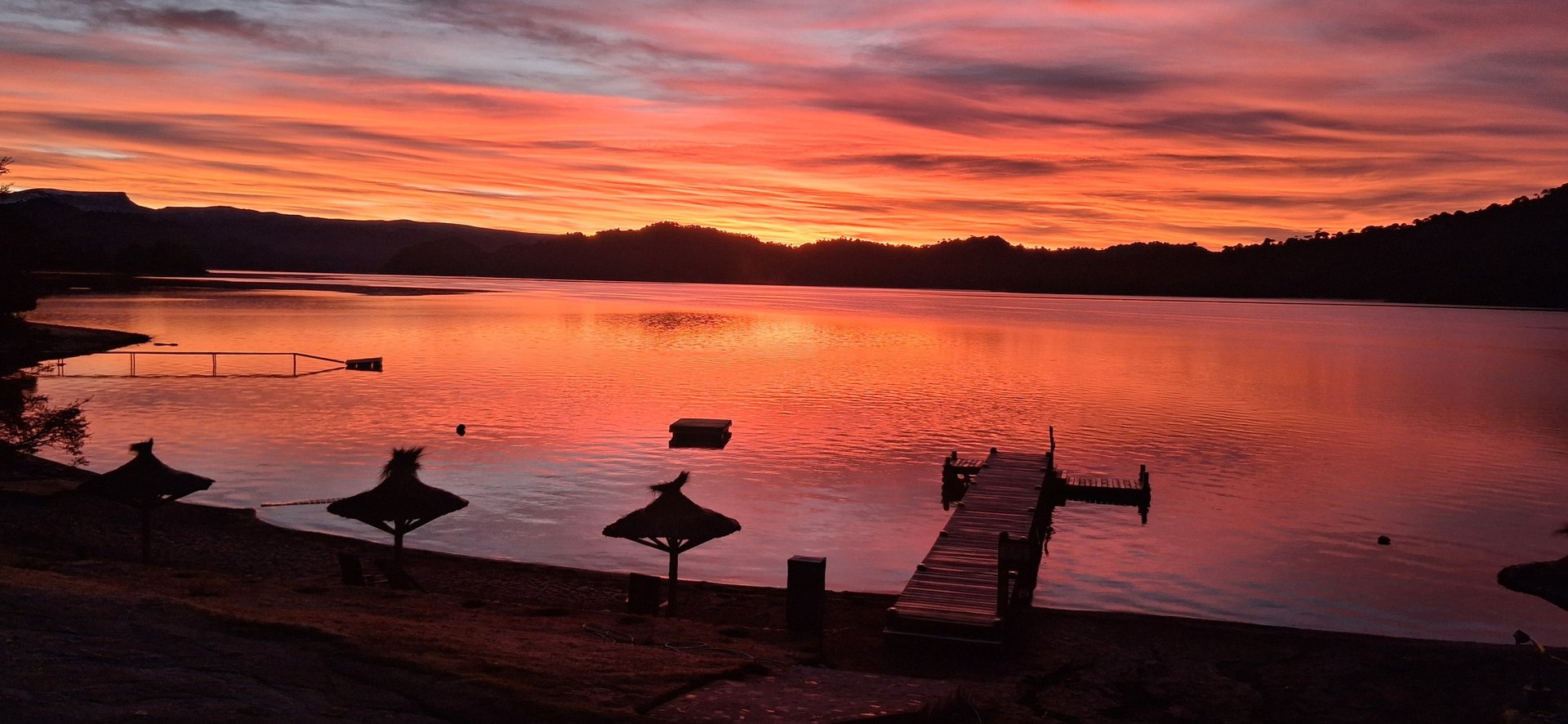 atardecer ene el lago moquehue 
