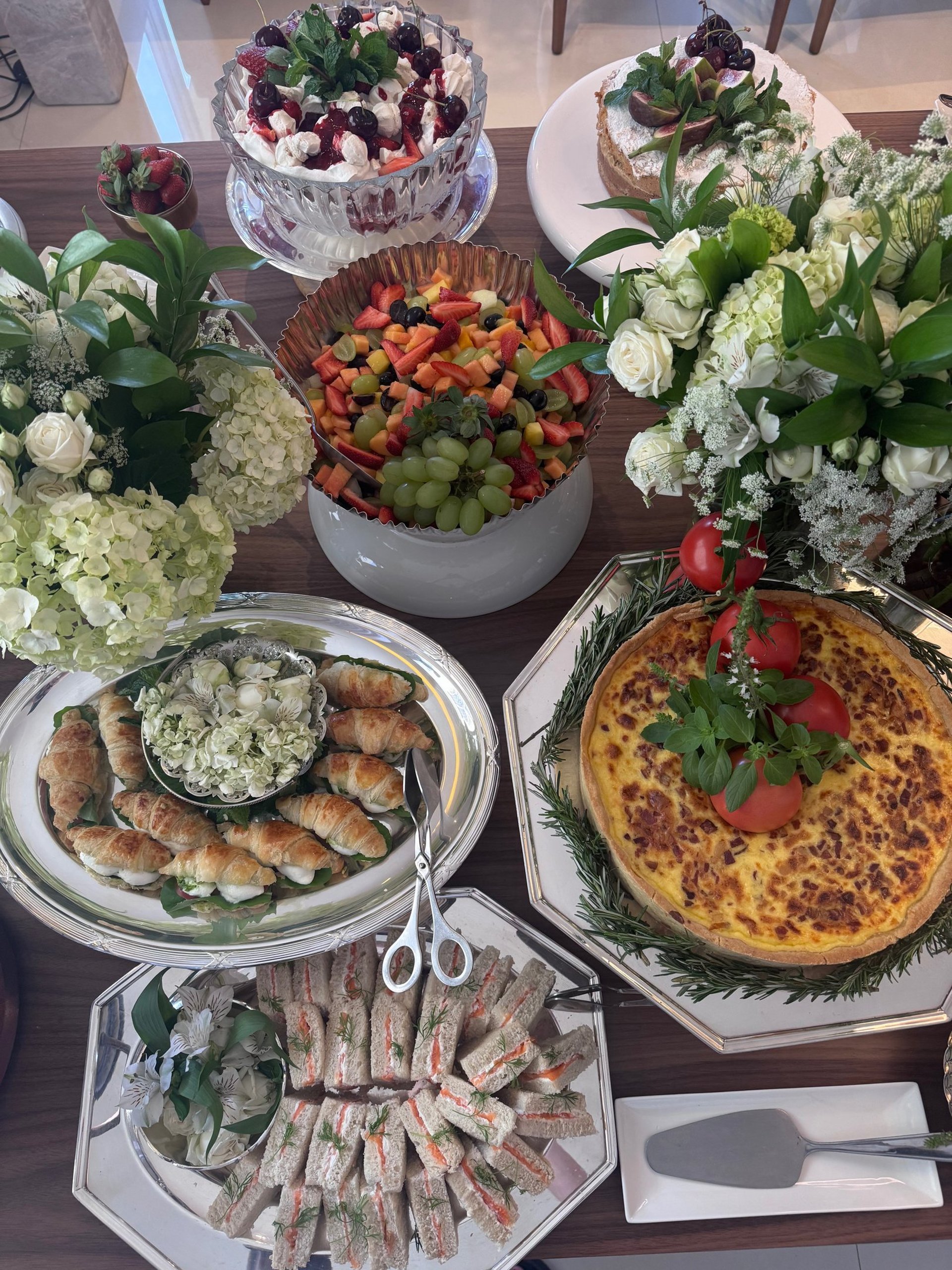 gray computer monitor