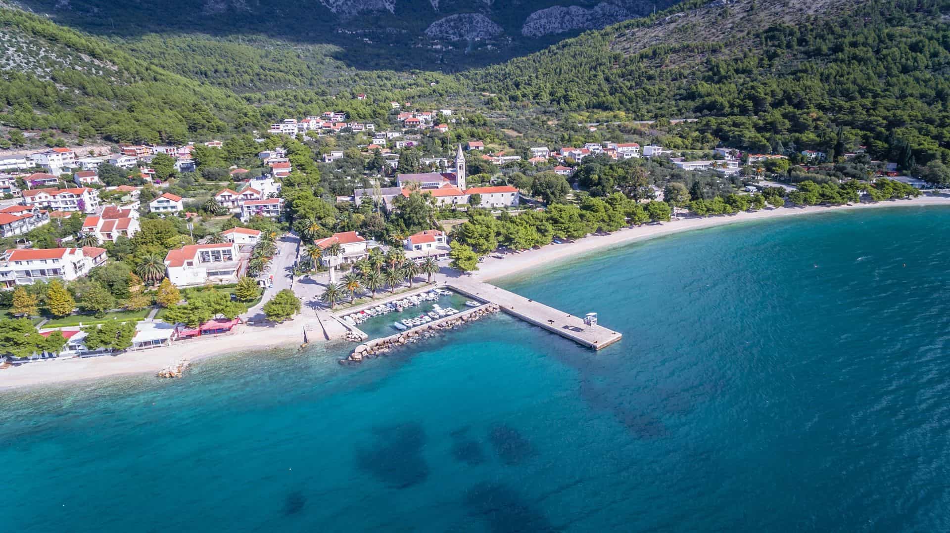 gray computer monitor