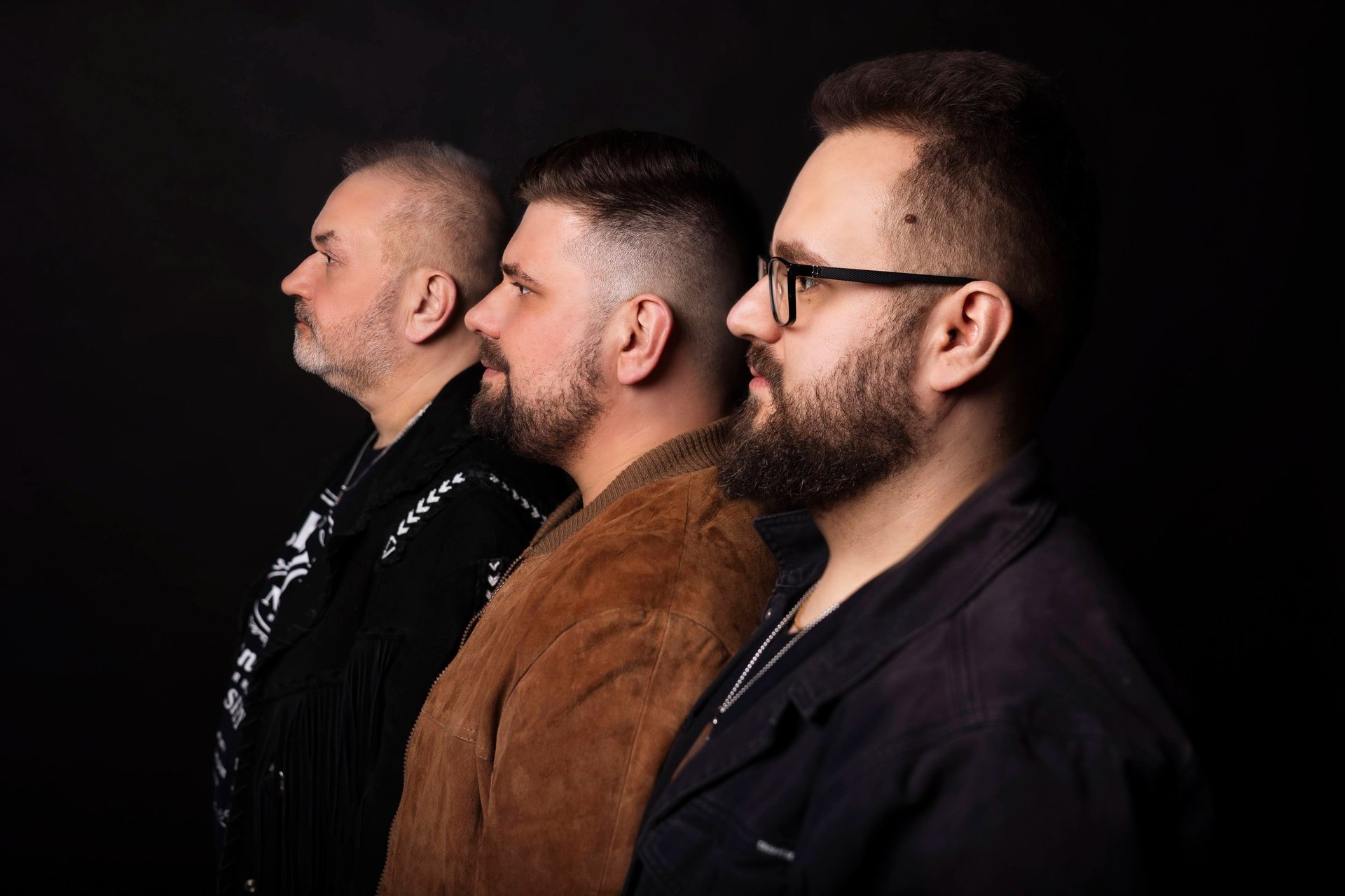 macro photography of silver and black studio microphone condenser