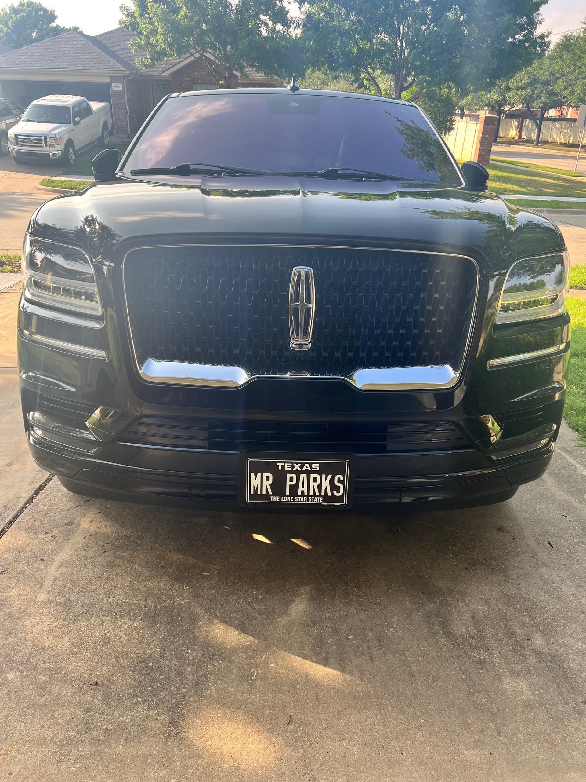 gray computer monitor