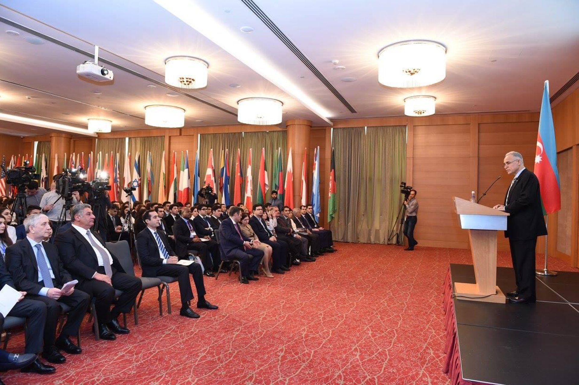 black and white bed linen