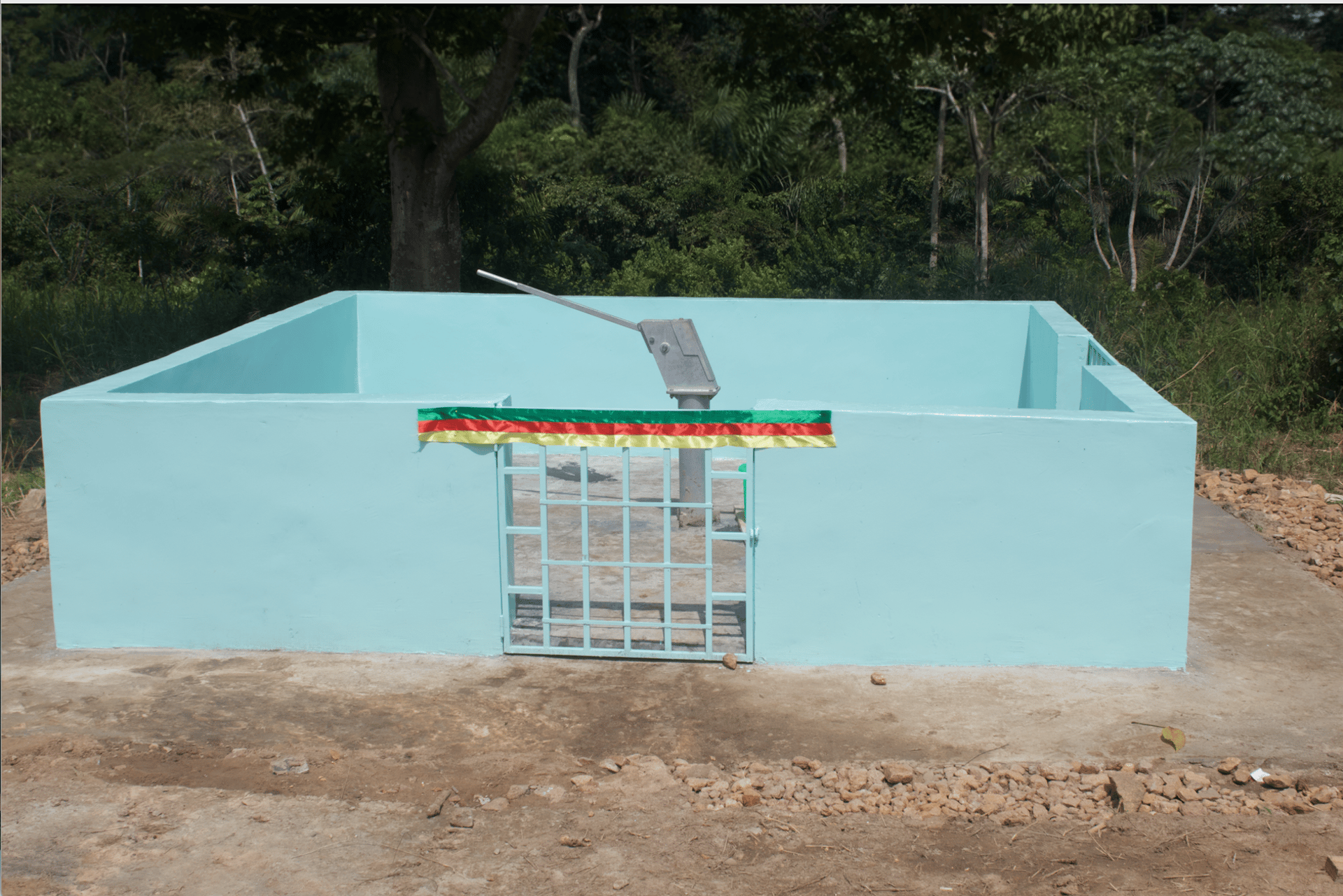 gray computer monitor