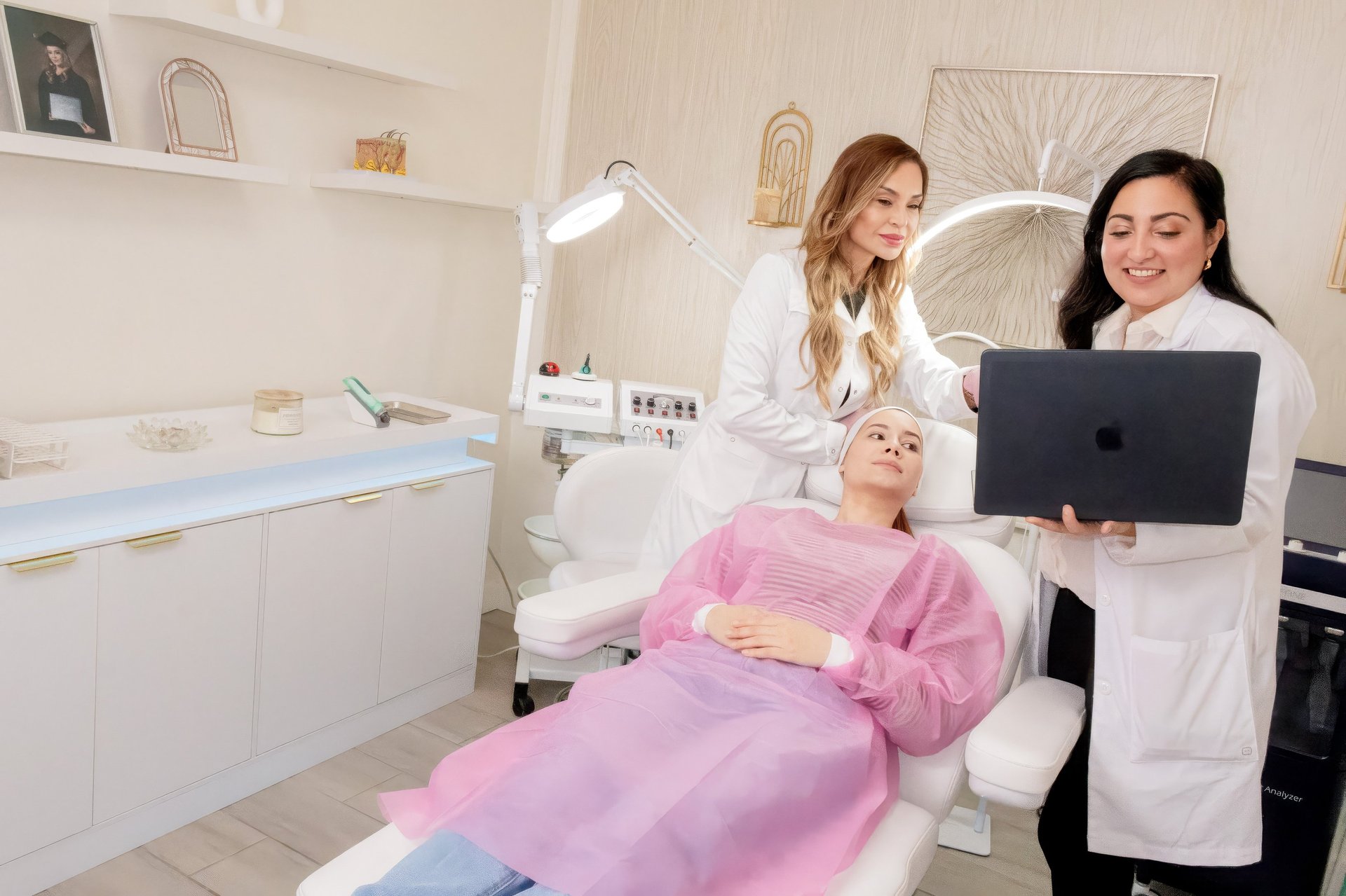 gray computer monitor