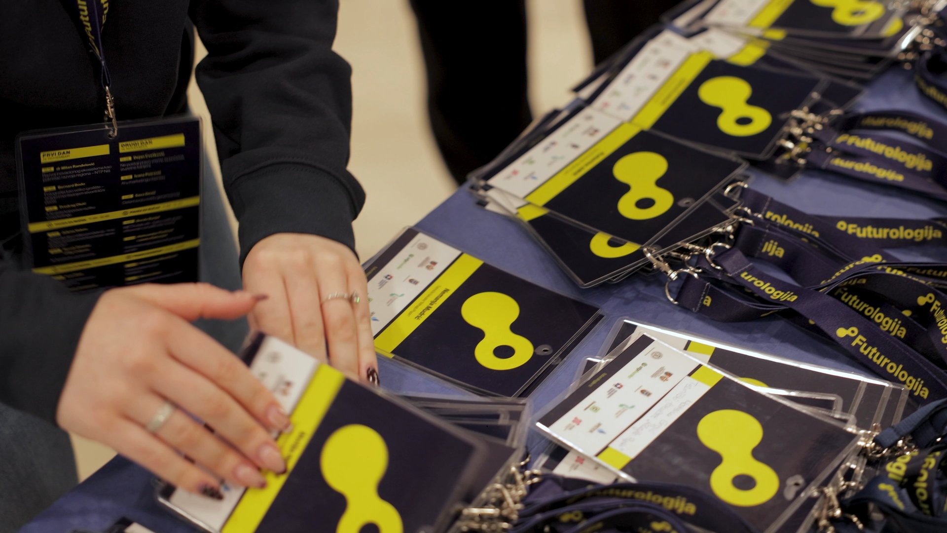 gray computer monitor