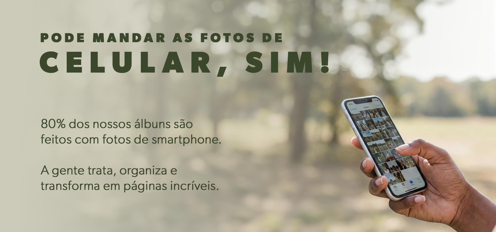 Mão segurando celular com galeria de fotos. Aceitamos fotos de smartphone para criar seu álbum.