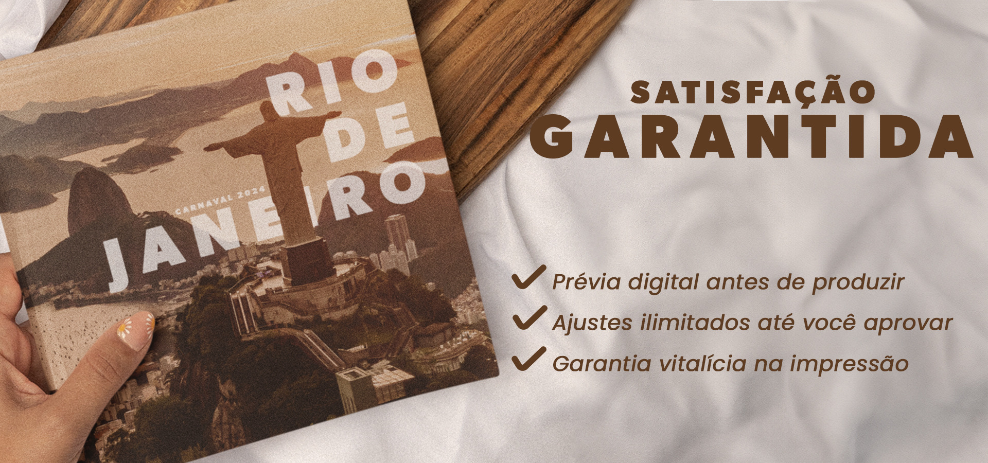 Mão segurando álbum do Rio de Janeiro. Satisfação garantida com prévia digital e ajustes ilimitados.