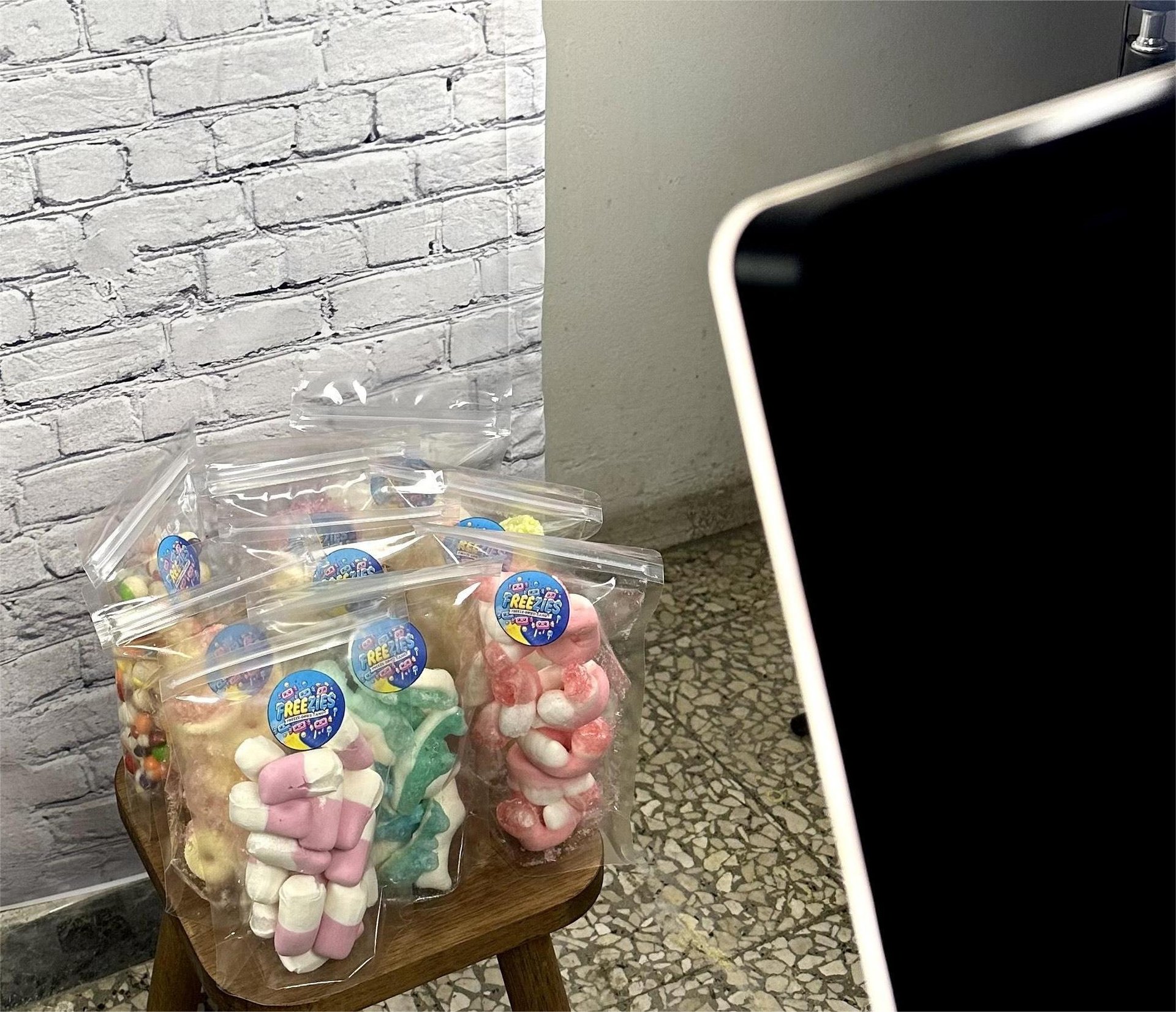 black and white bed linen