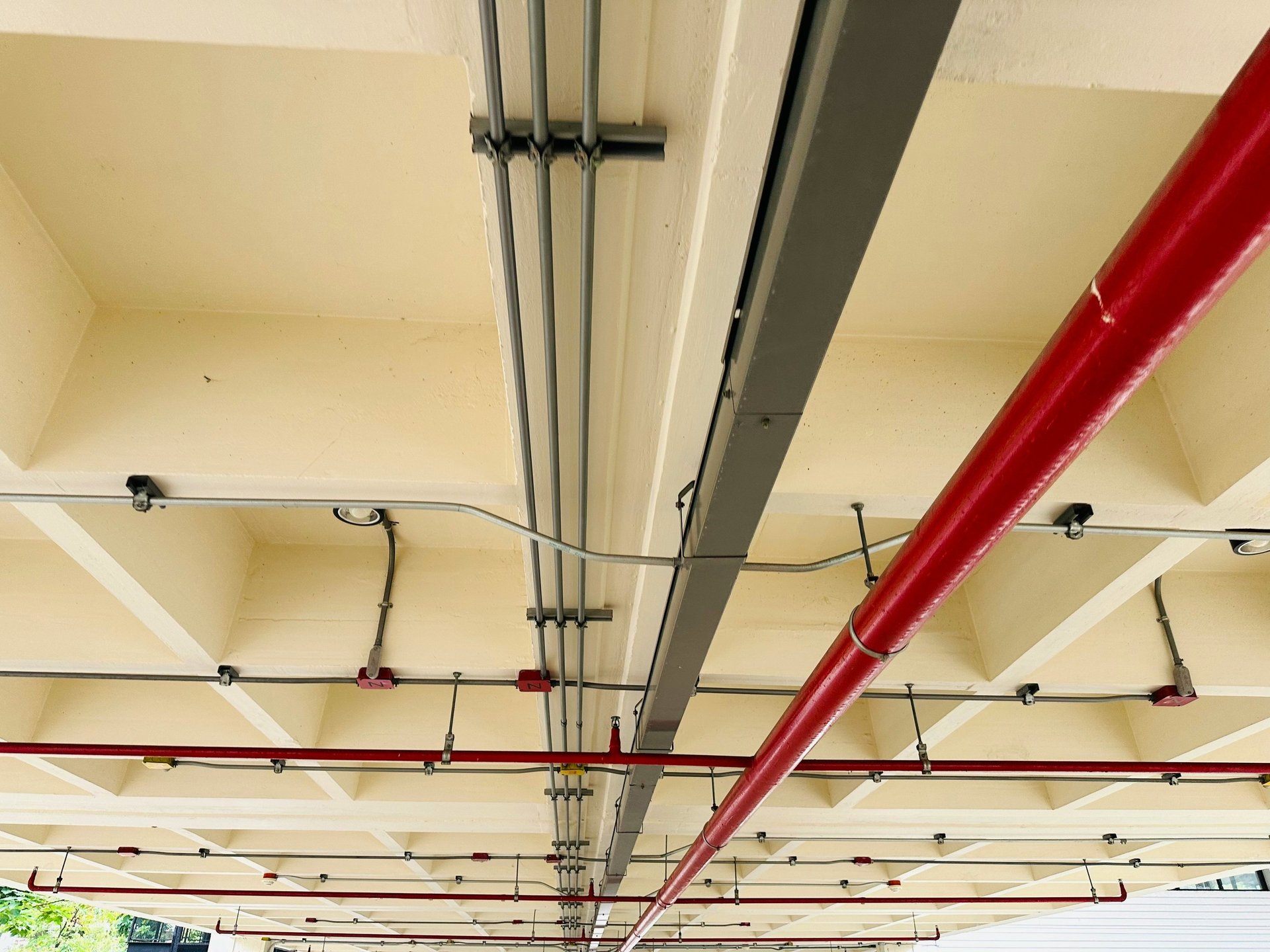 gray computer monitor