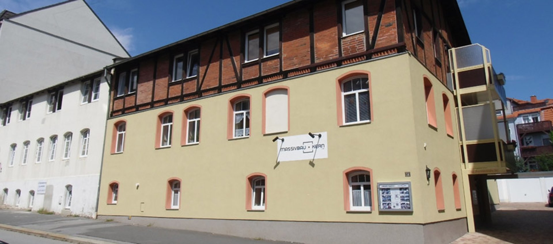 gray computer monitor