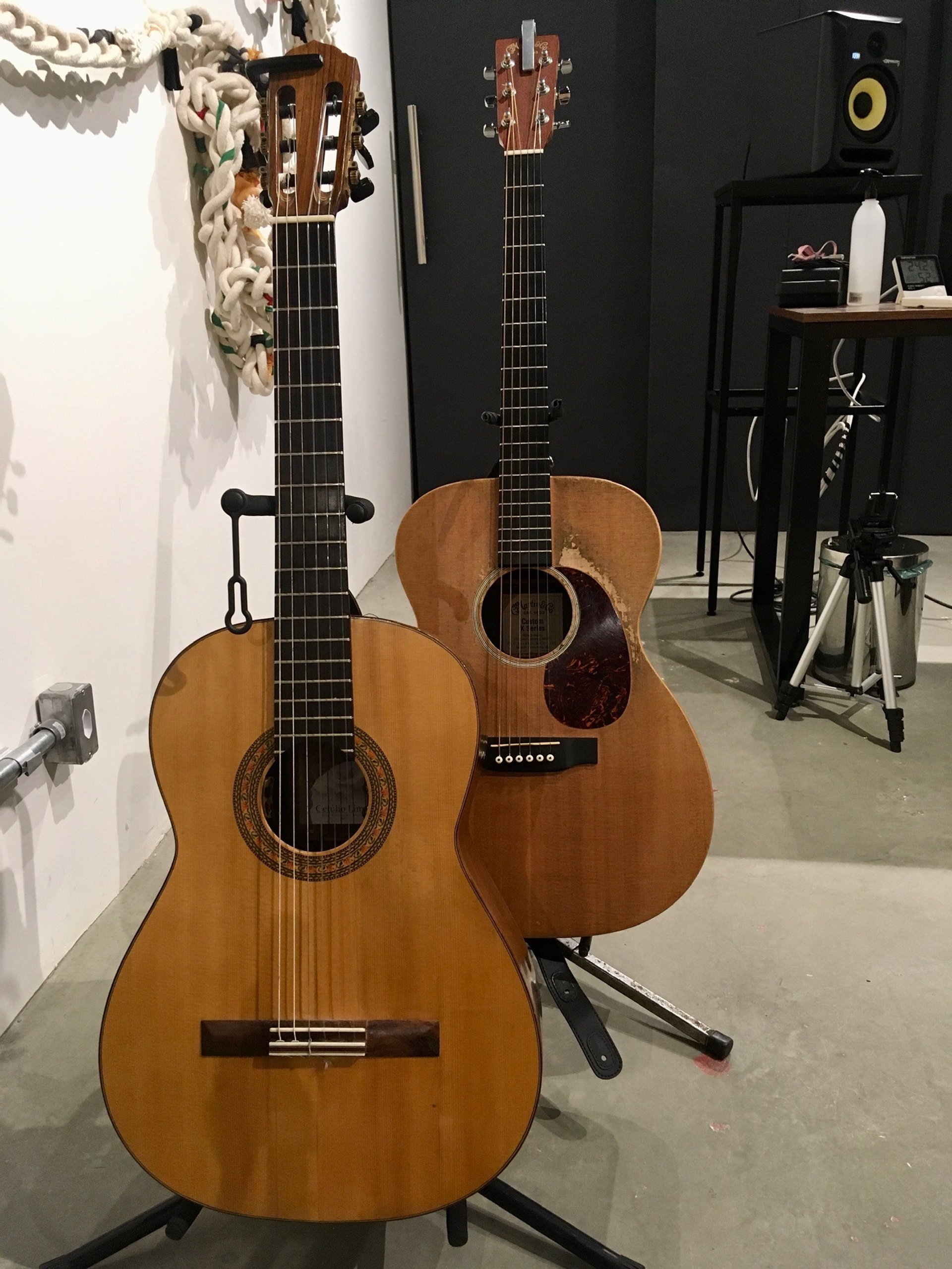 gray computer monitor