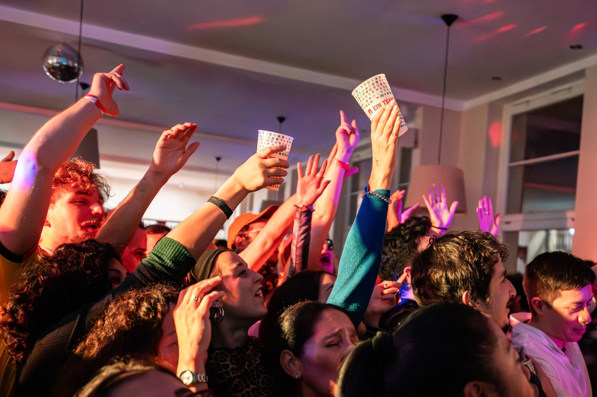 gray computer monitor