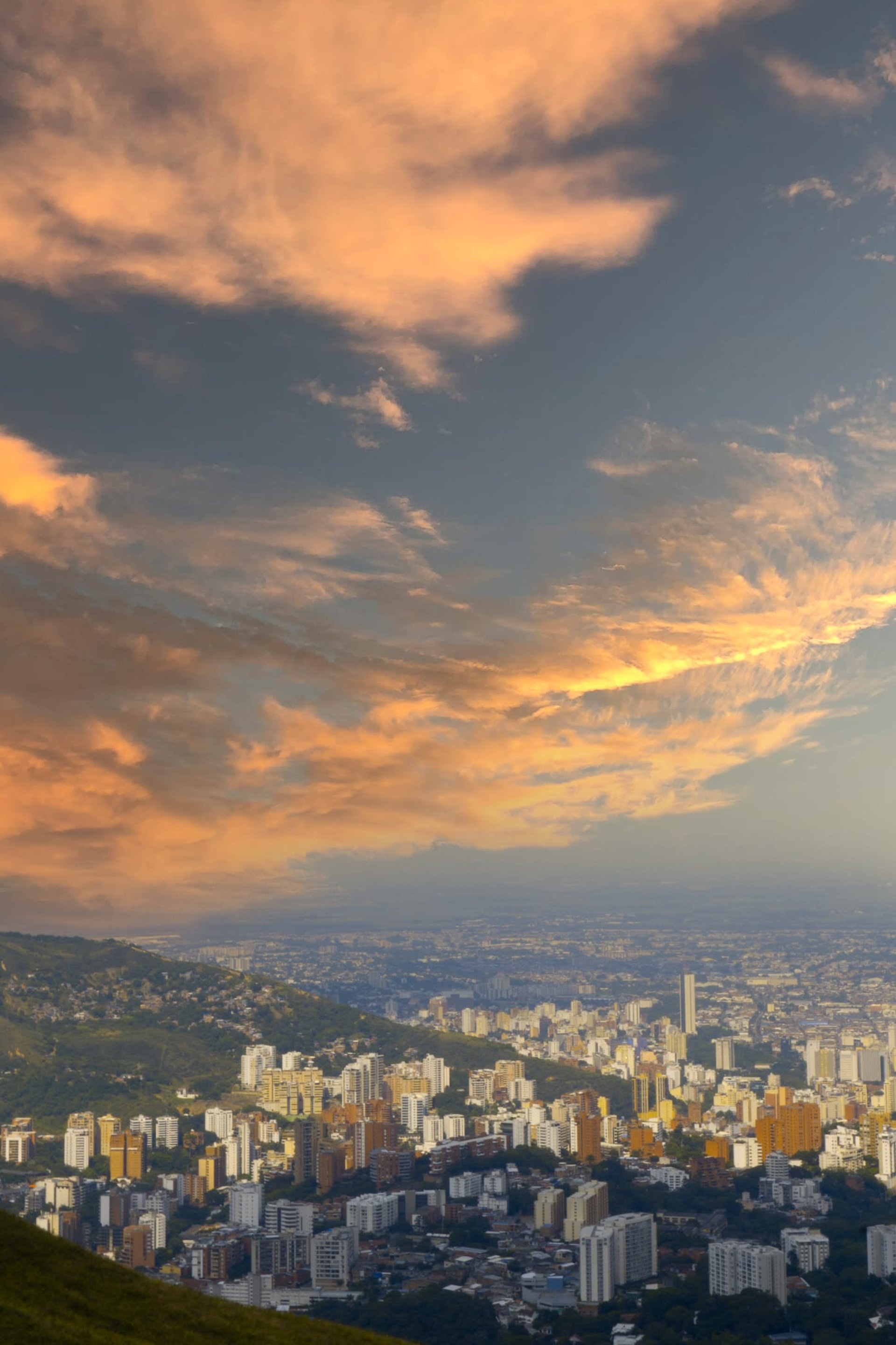 gray computer monitor