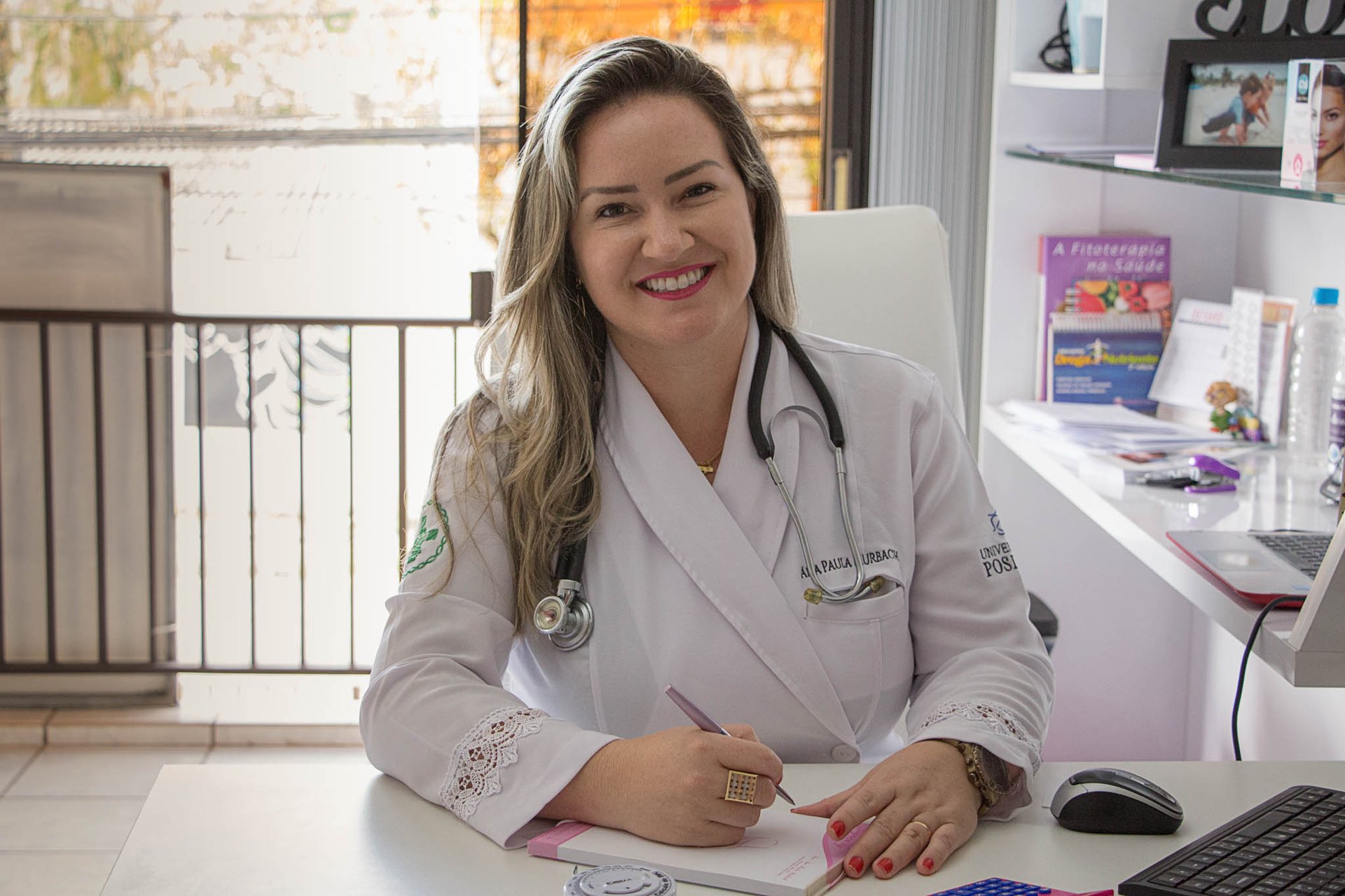 gray computer monitor