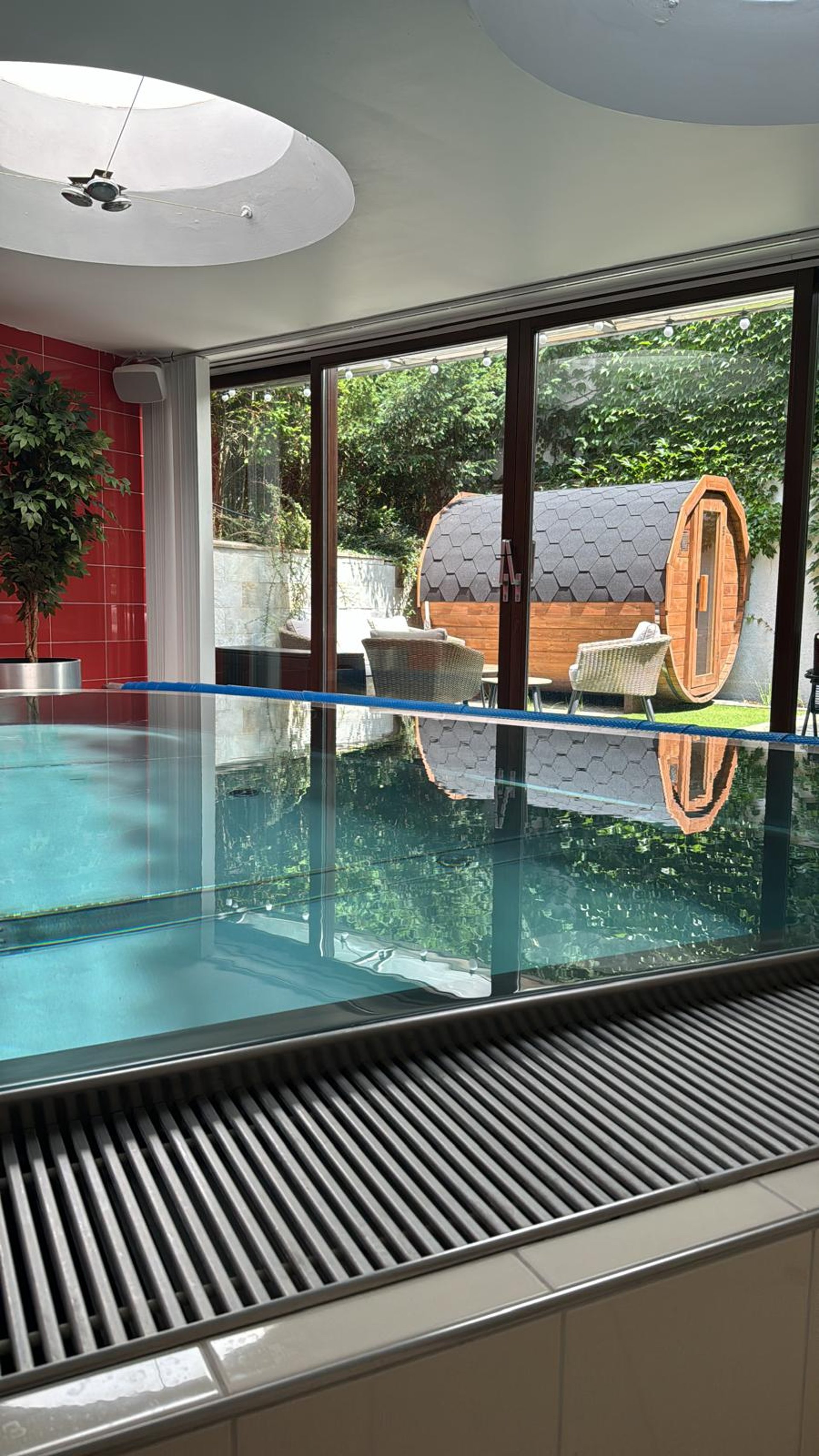 gray computer monitor