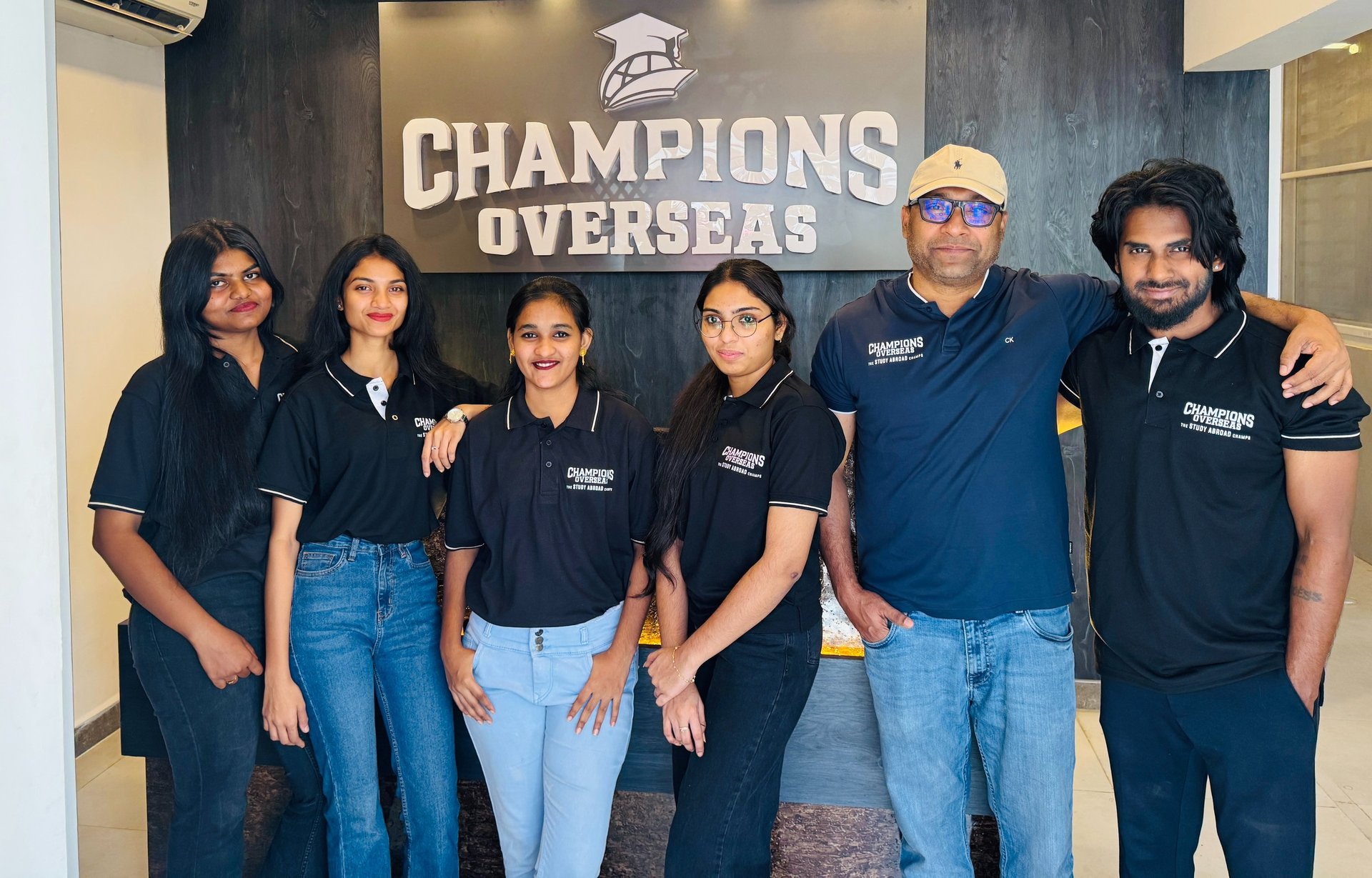 gray computer monitor