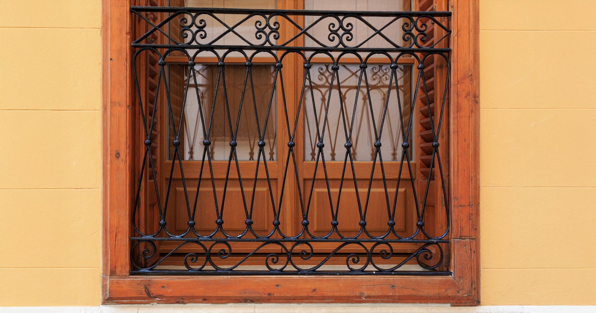 gray computer monitor