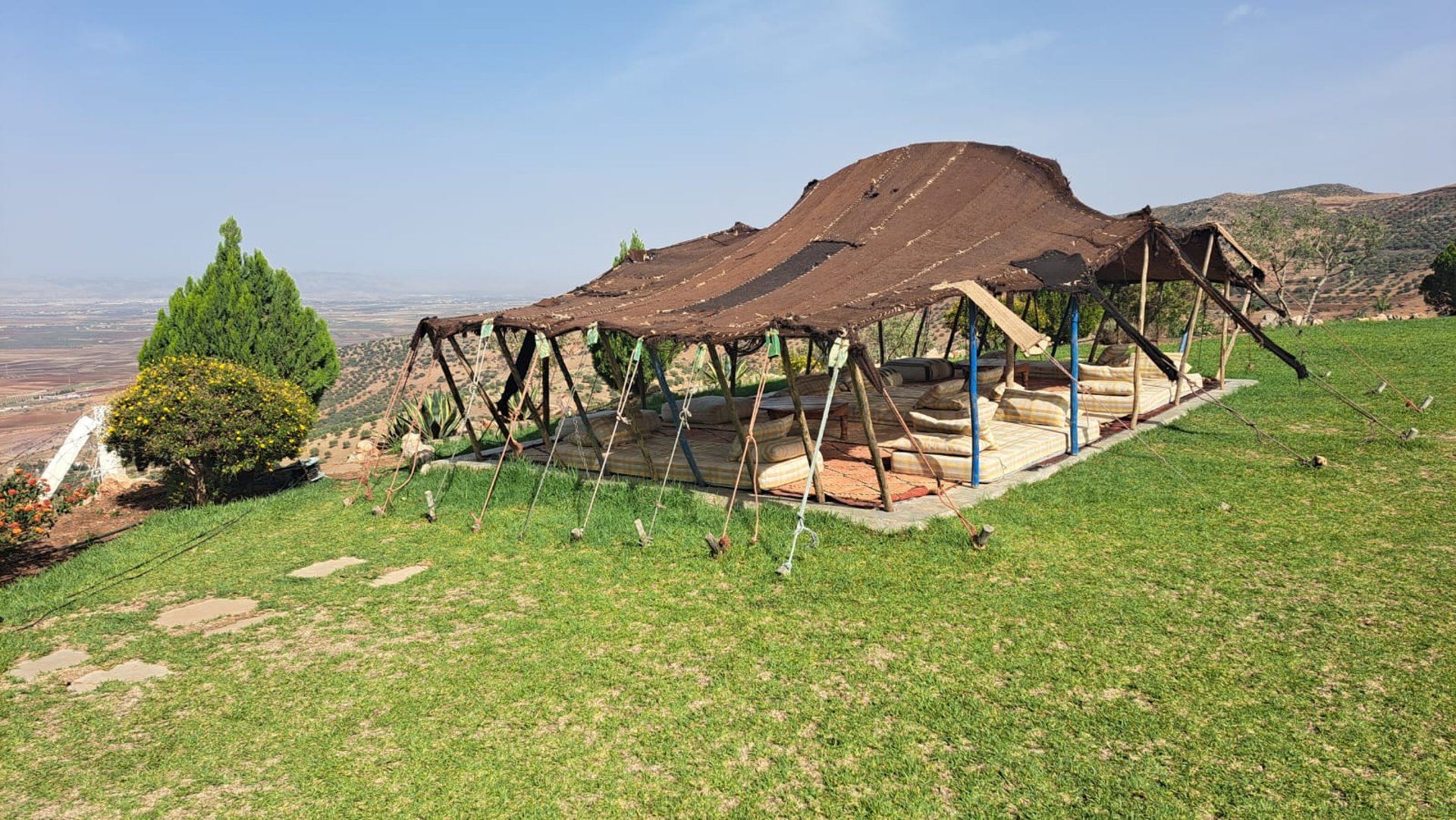 gray computer monitor