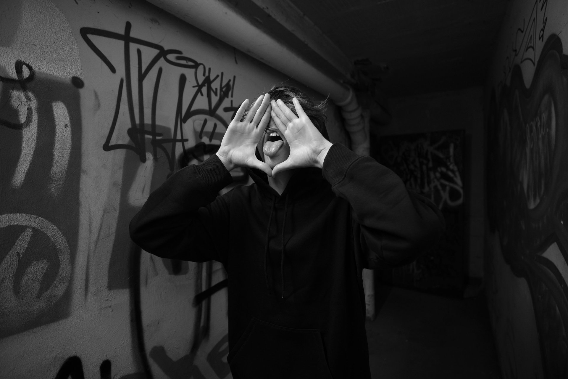 gray computer monitor